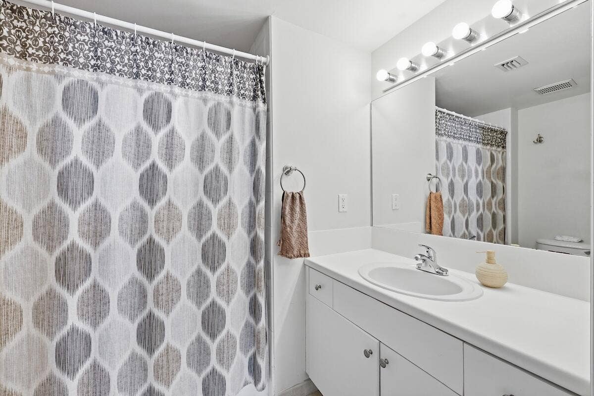 616 Clearwater Park Road, #1106, West Palm Beach, FL 33401 En suite Bath #2