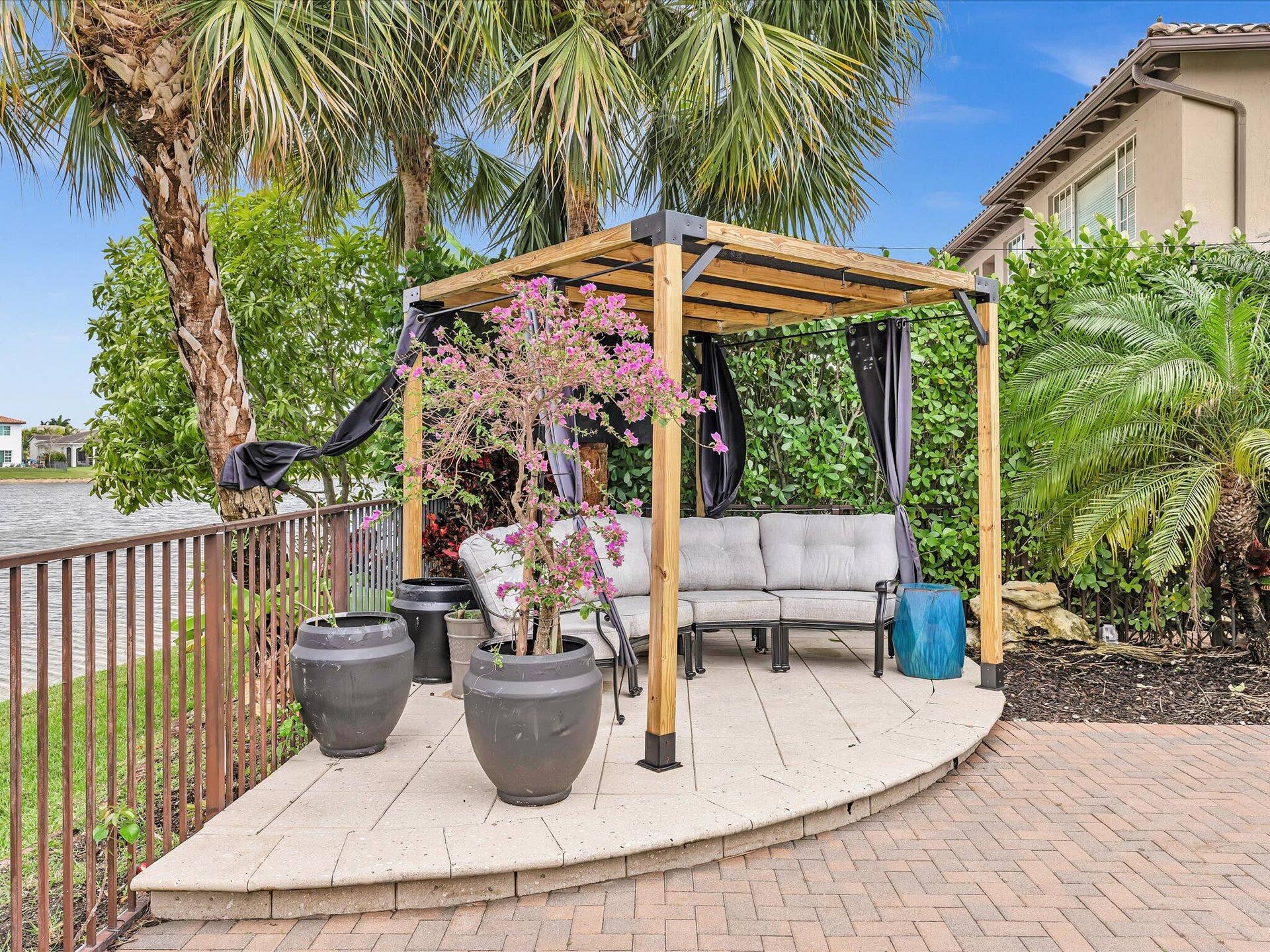 10982 NW 81st Manor, Parkland, FL 33076 Gazebo