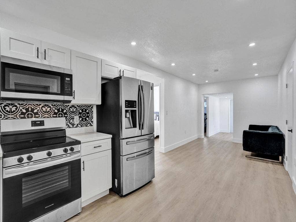 3661 NE 8th Avenue, Oakland Park, FL 33334 ROY00911