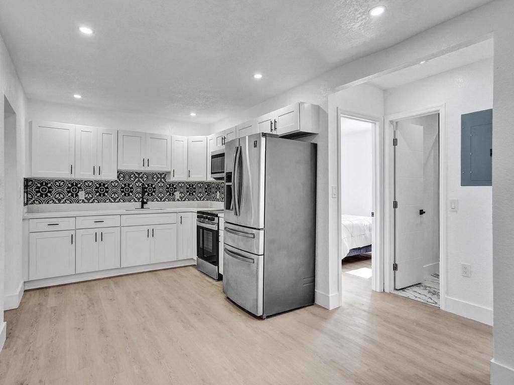 3661 NE 8th Avenue, Oakland Park, FL 33334 ROY00902