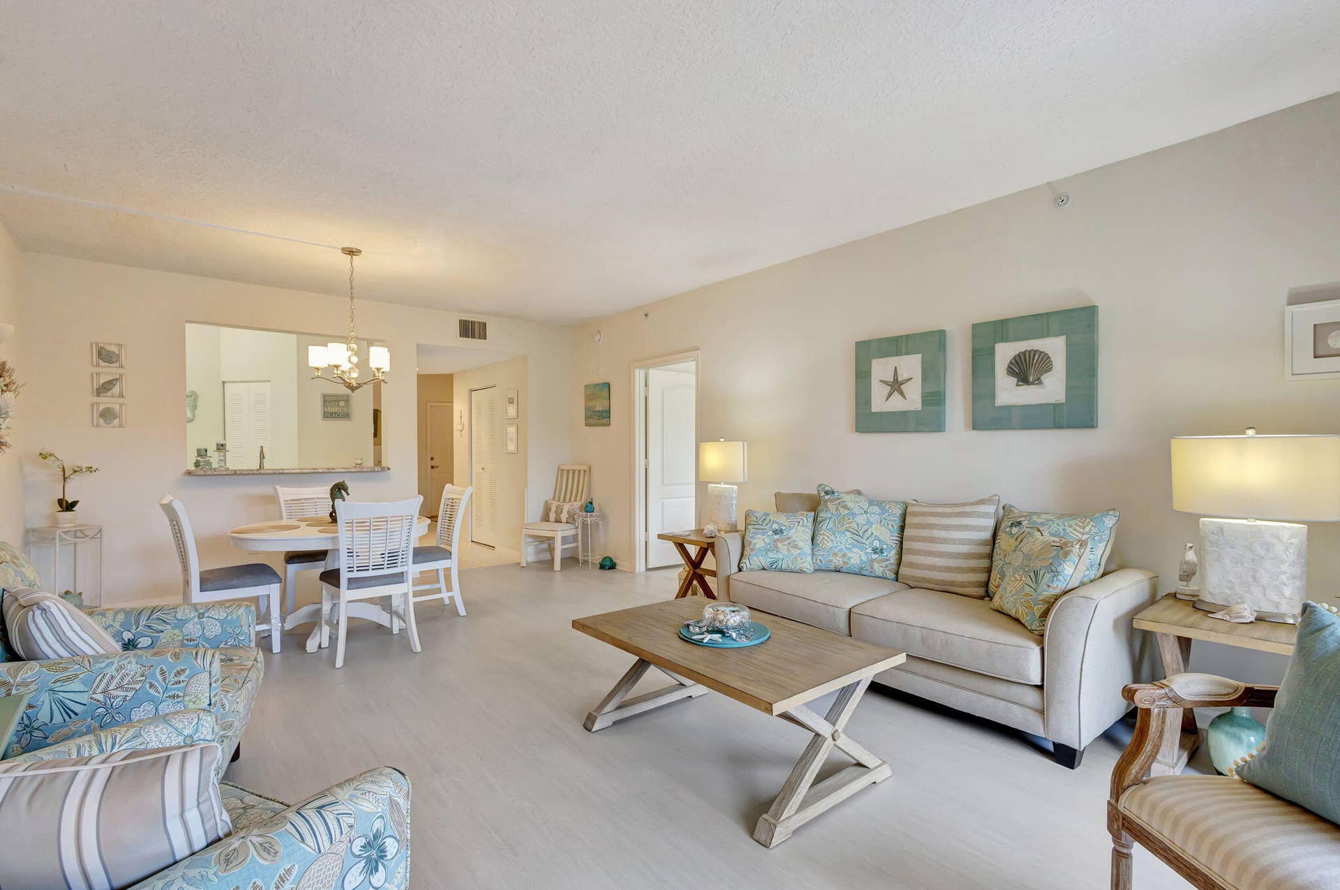 800 Uno Lago Drive, #302, Juno Beach, FL 33408 Living Space