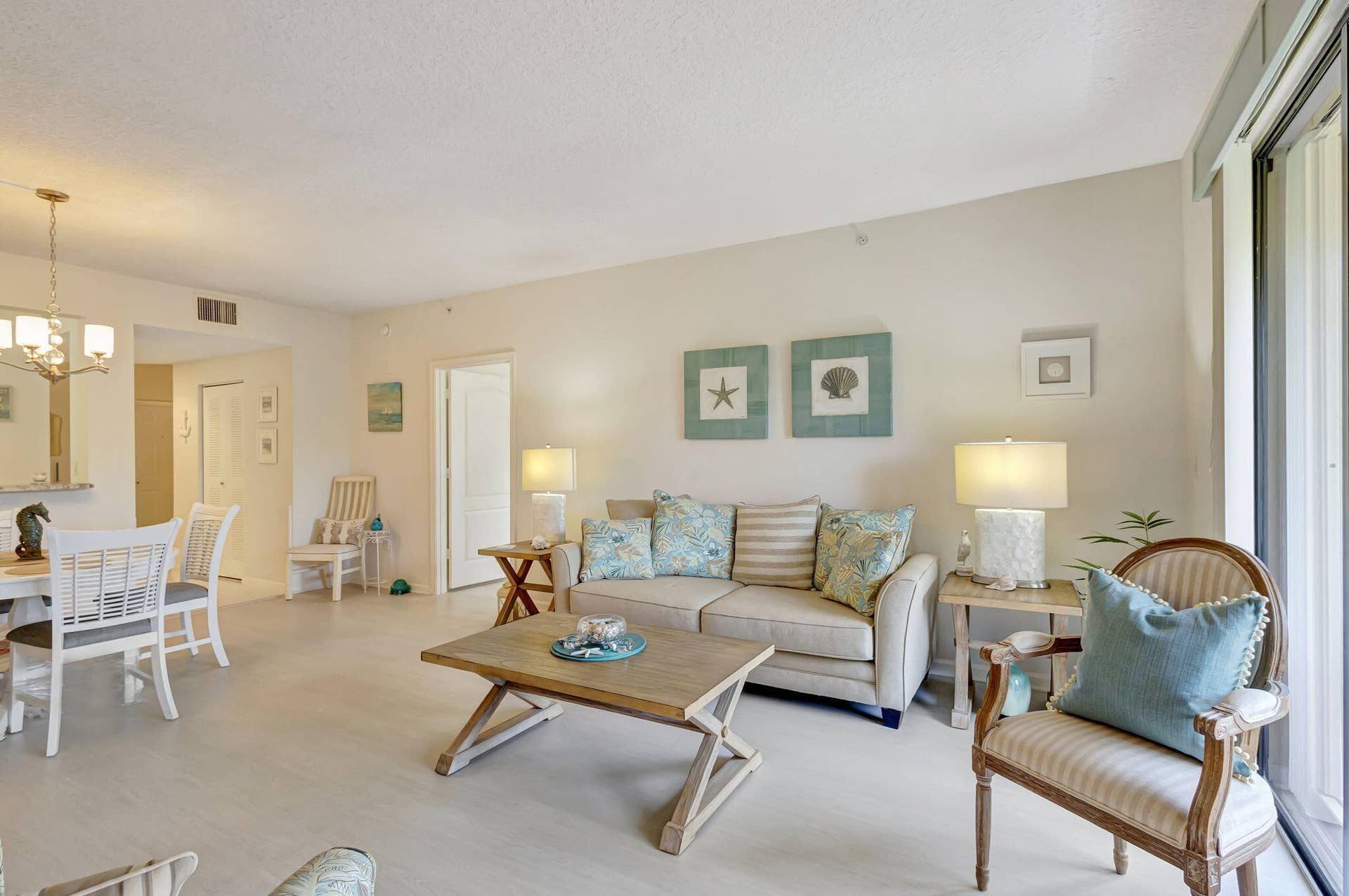 800 Uno Lago Drive, #302, Juno Beach, FL 33408 Living Space