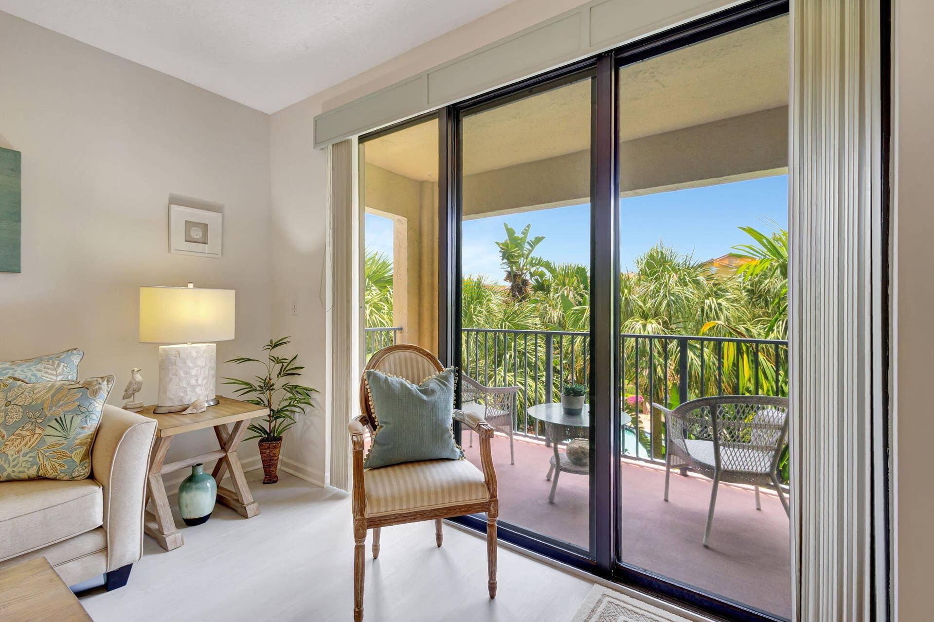 800 Uno Lago Drive, #302, Juno Beach, FL 33408 Living Space