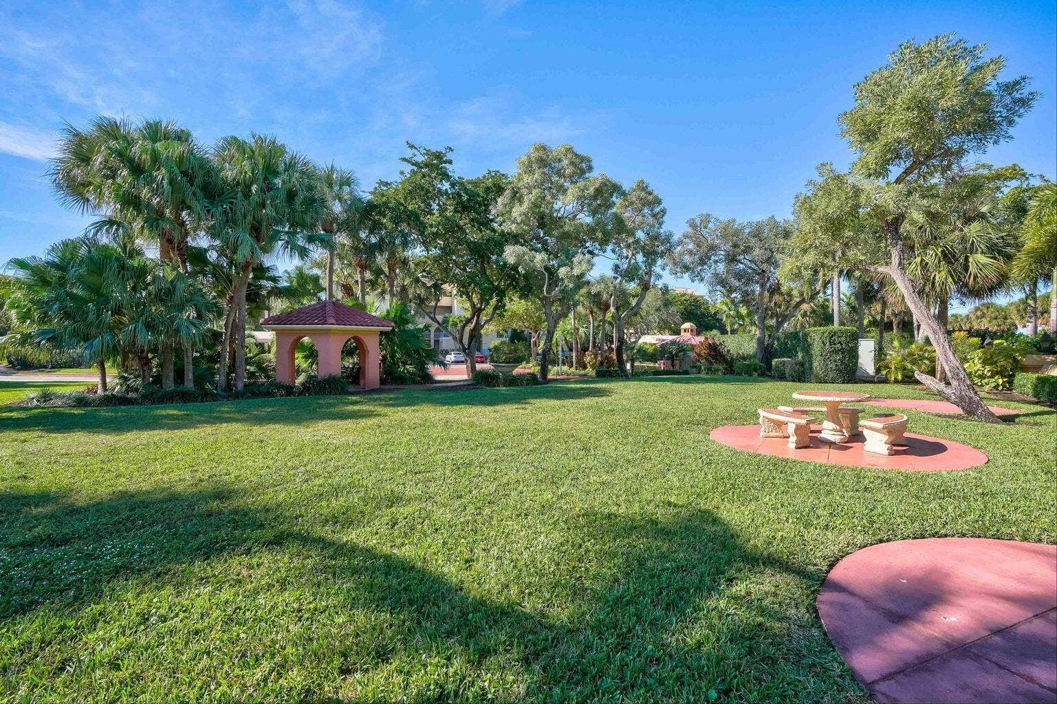 800 Uno Lago Drive, #302, Juno Beach, FL 33408 Picnic/BBQ Area