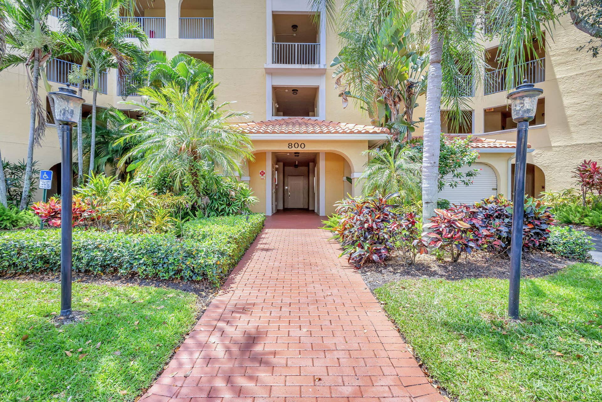 800 Uno Lago Drive, #302, Juno Beach, FL 33408 Building Entrance