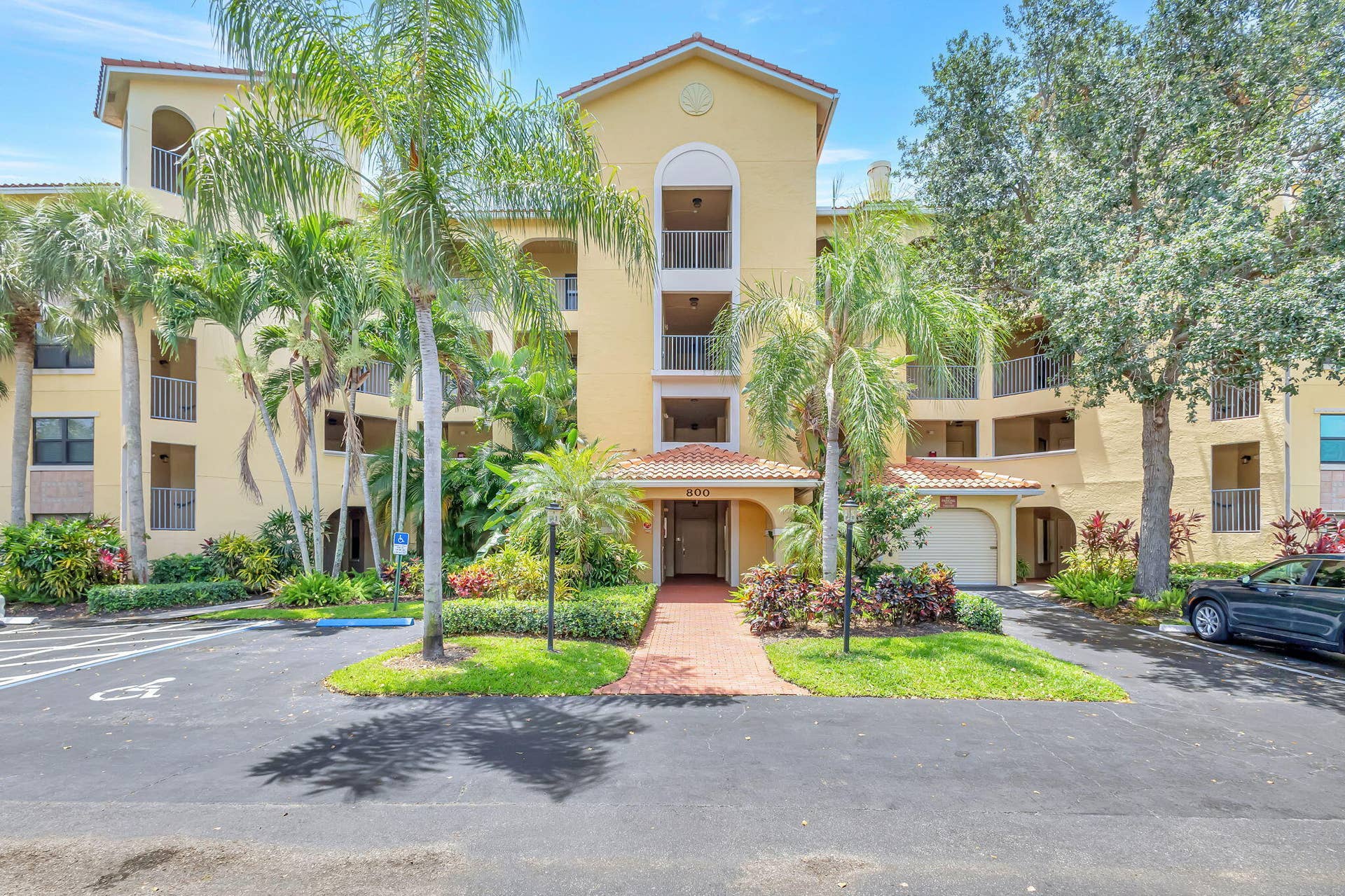 800 Uno Lago Drive, #302, Juno Beach, FL 33408 Exterior Building