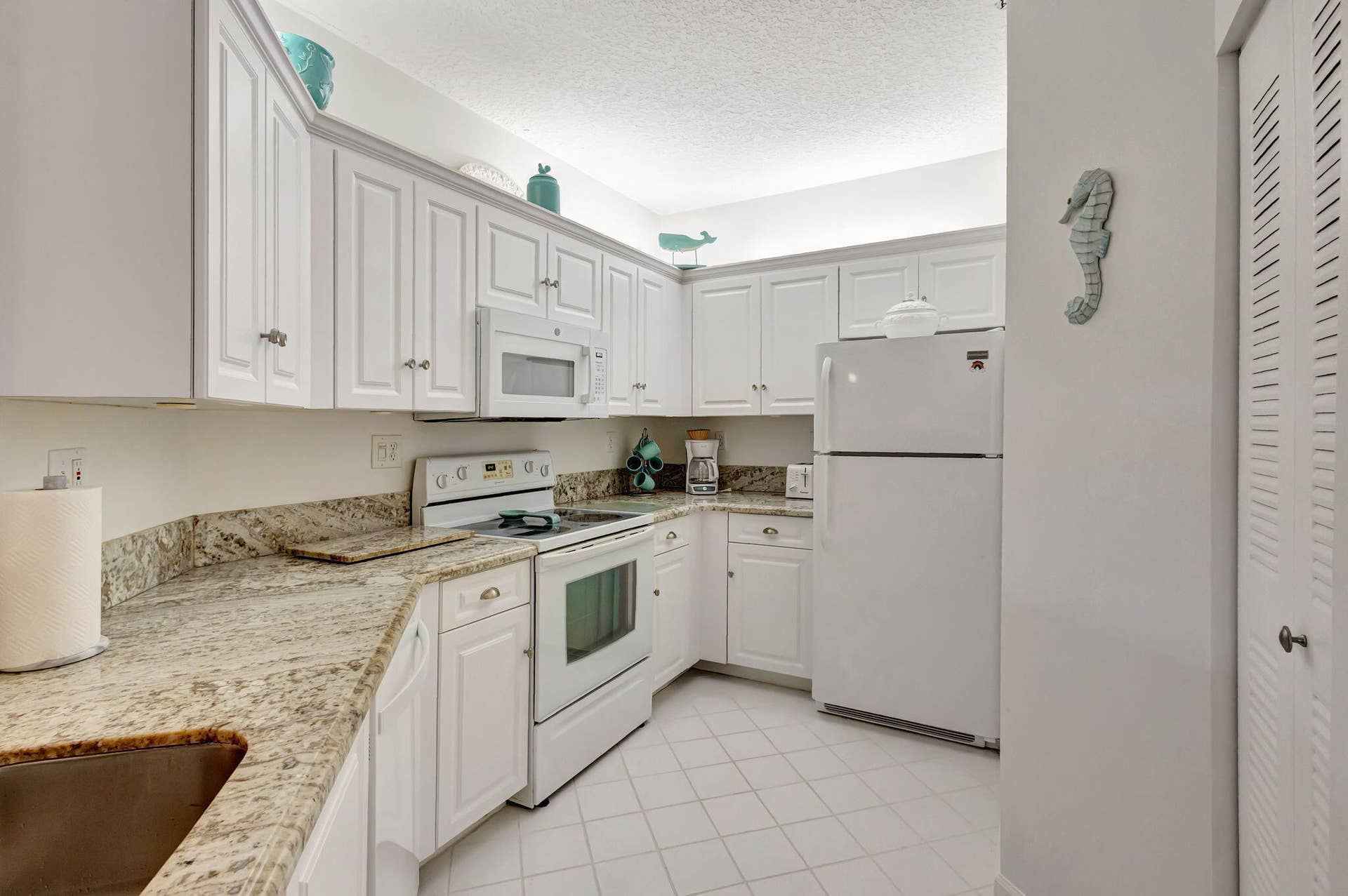800 Uno Lago Drive, #302, Juno Beach, FL 33408 Kitchen