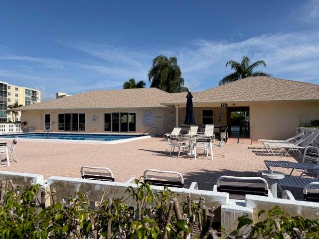Pool and Clubhoude