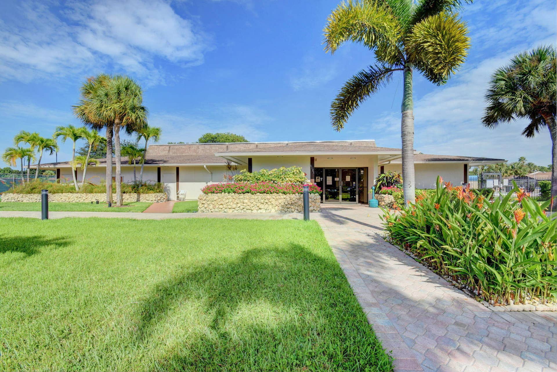 5340 Las Verdes Circle, #208, Delray Beach, FL 33484 32-web-or-mls-LV (4)