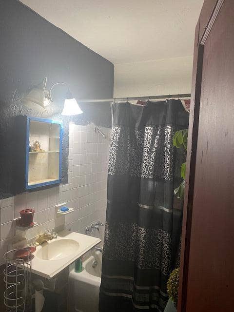 102 NW 28th Way, Fort Lauderdale, FL 33311 Hall bathroom
