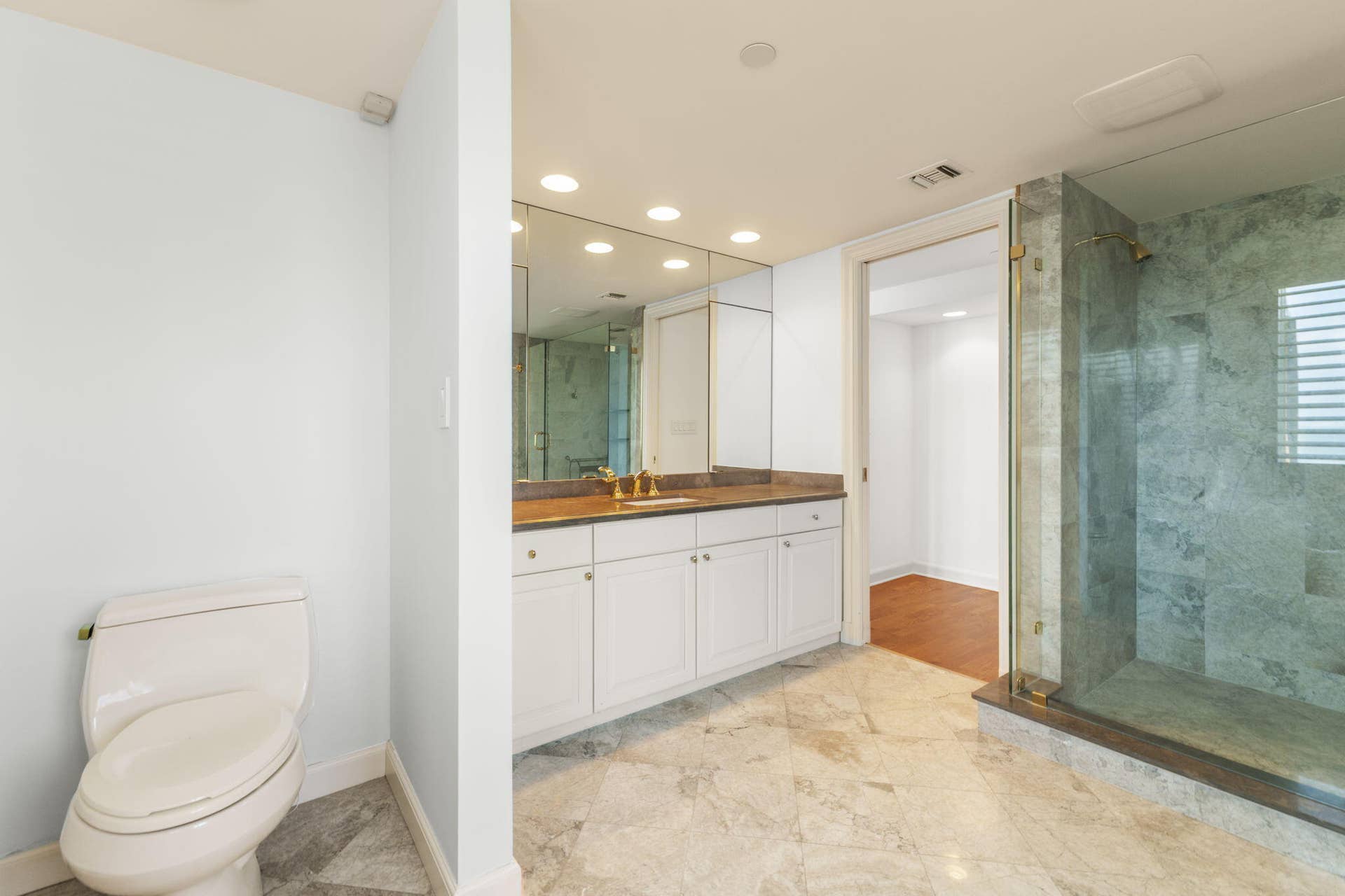 529 S Flagler Drive, #12 Gh, West Palm Beach, FL 33401 En Suite Bathroom - Guest Bedroom 1