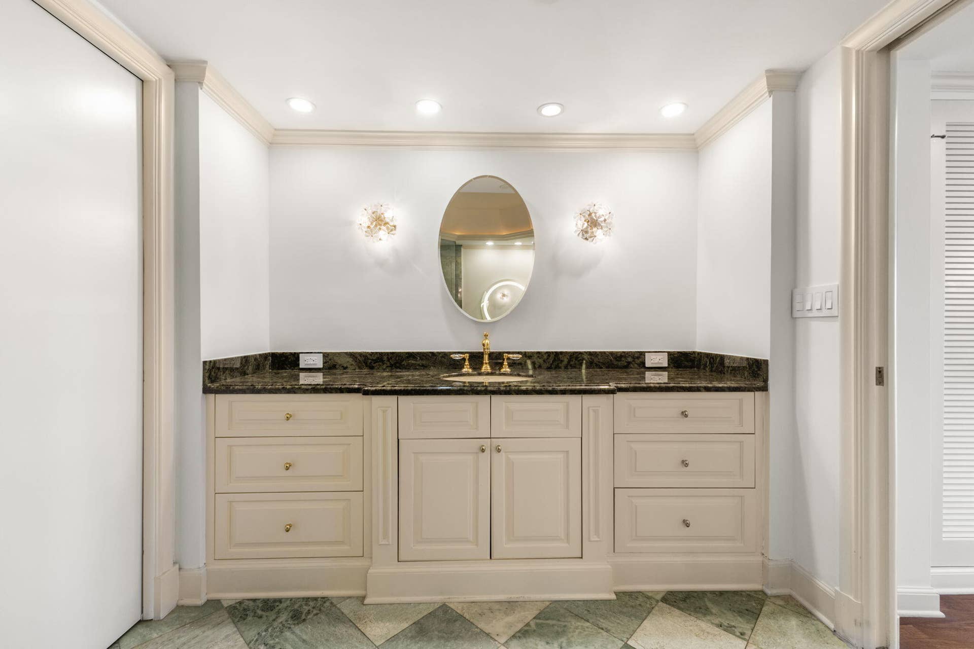 529 S Flagler Drive, #12 Gh, West Palm Beach, FL 33401 Primary Bath
