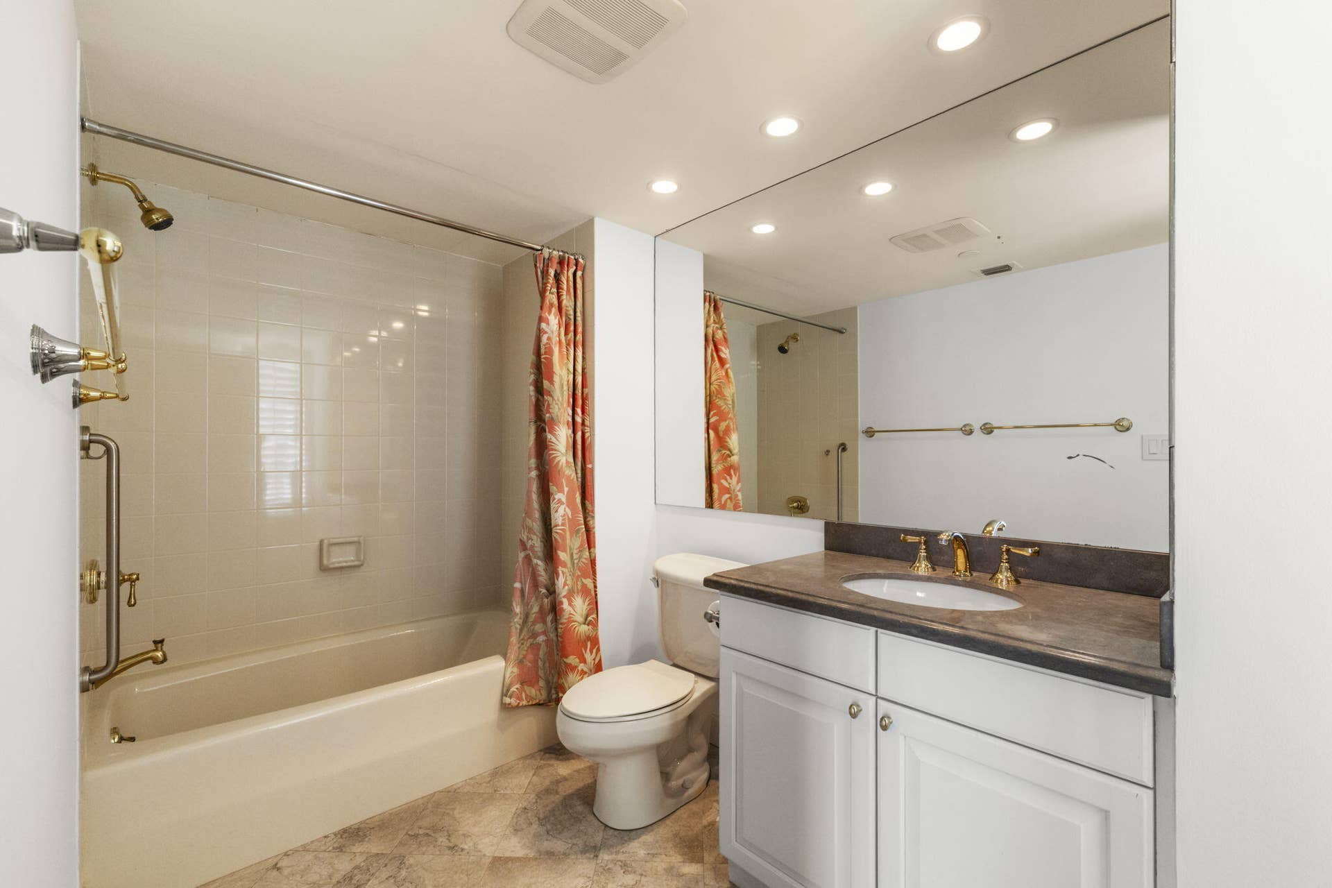 529 S Flagler Drive, #12 Gh, West Palm Beach, FL 33401 En Suite Bath - Guest Bedroom 2