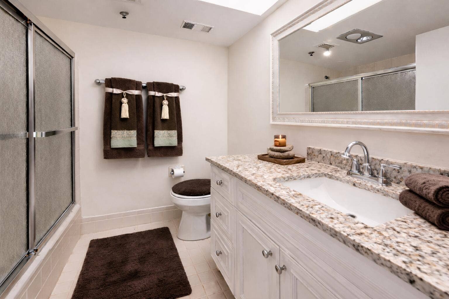 9220 SW 14th Street, #3-208, Boca Raton, FL 33428 Guest Bathroom