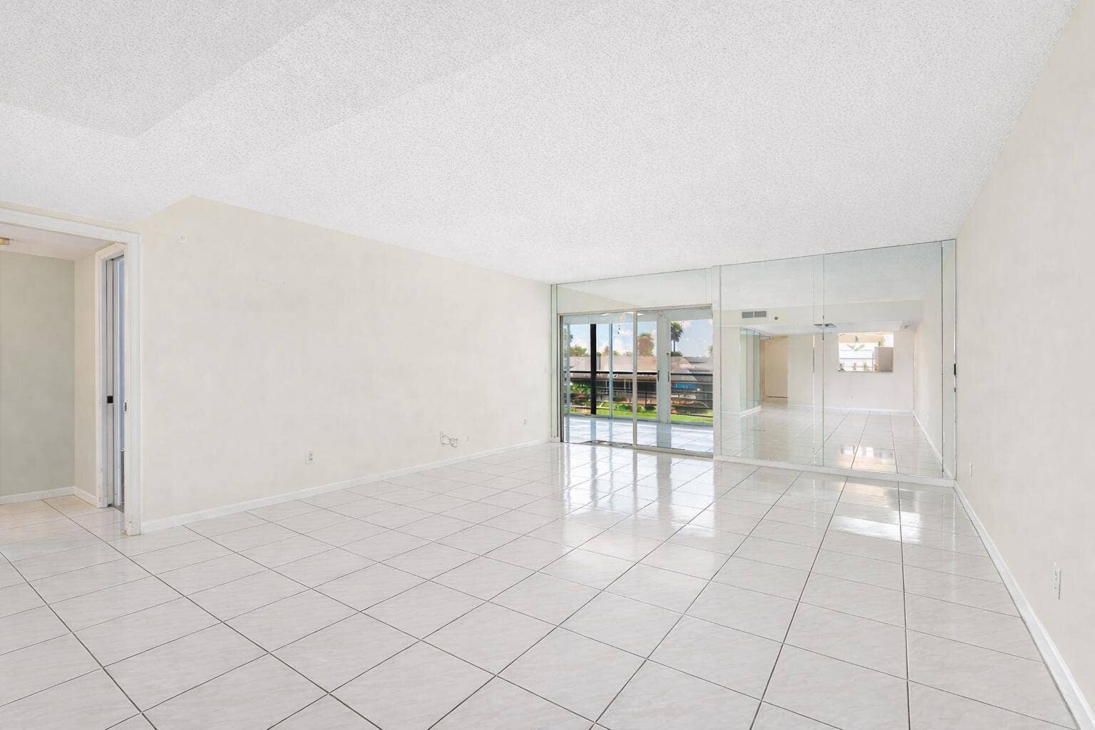 9220 SW 14th Street, #3-208, Boca Raton, FL 33428 Living Room