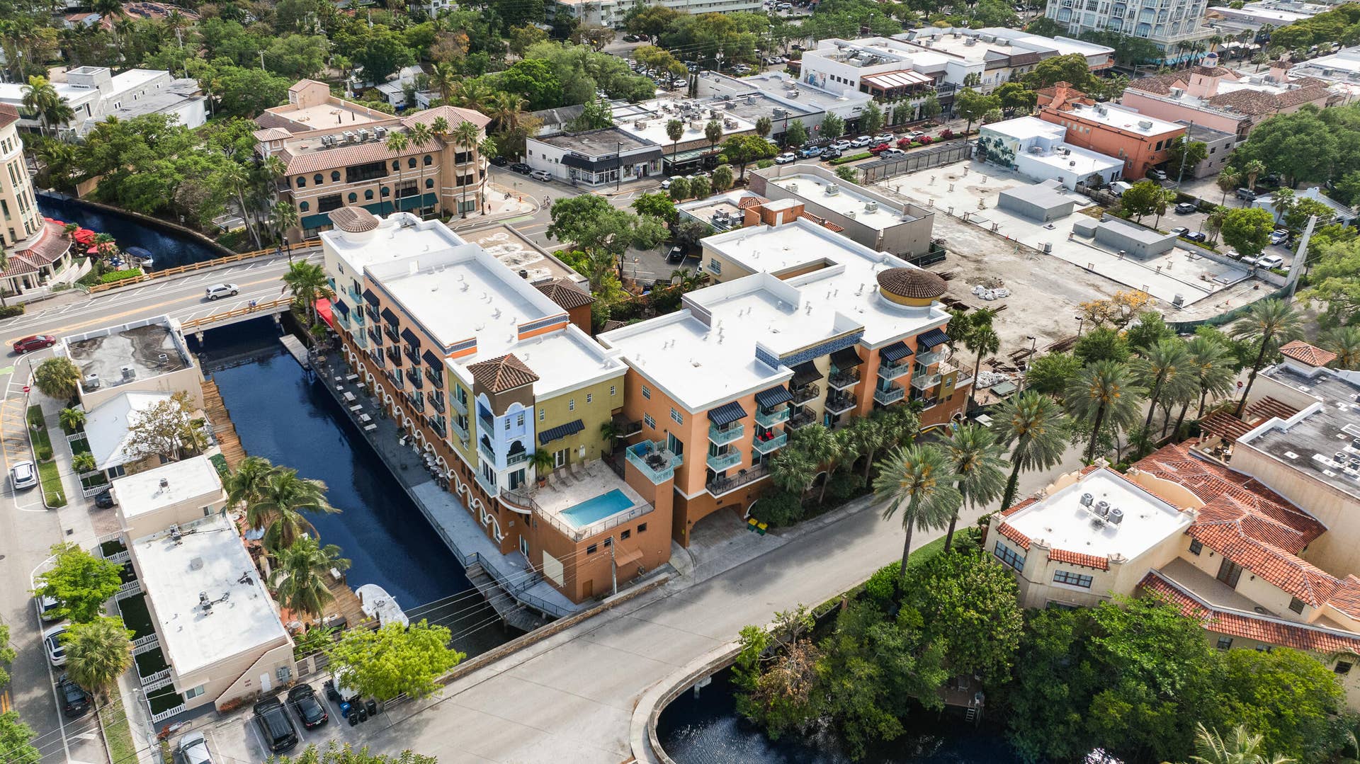 Villagio Di Las Olas is set around central garden courtyard on the world-famous Las Olas Entertainment District