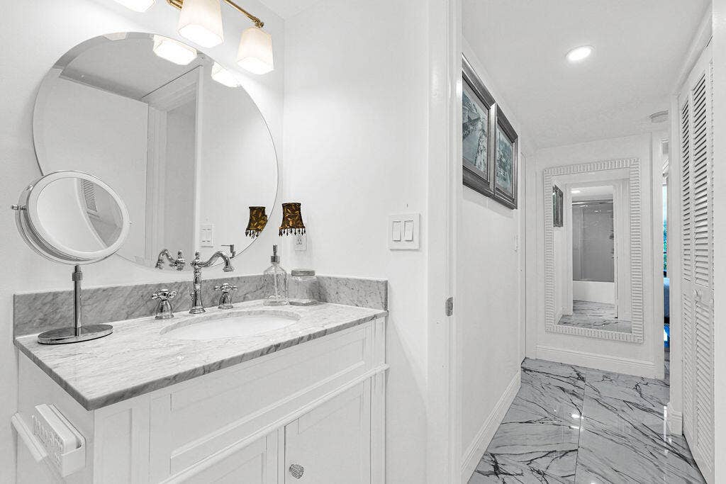 2nd bath with lighted/heated mirror, Hi Tech auto flush commode