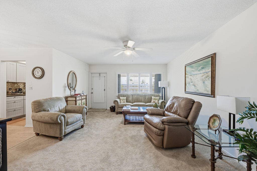 101 Doolen Court, #307, North Palm Beach, FL 33408 Living Room