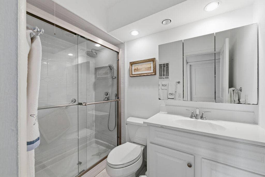 101 Doolen Court, #307, North Palm Beach, FL 33408 Bath