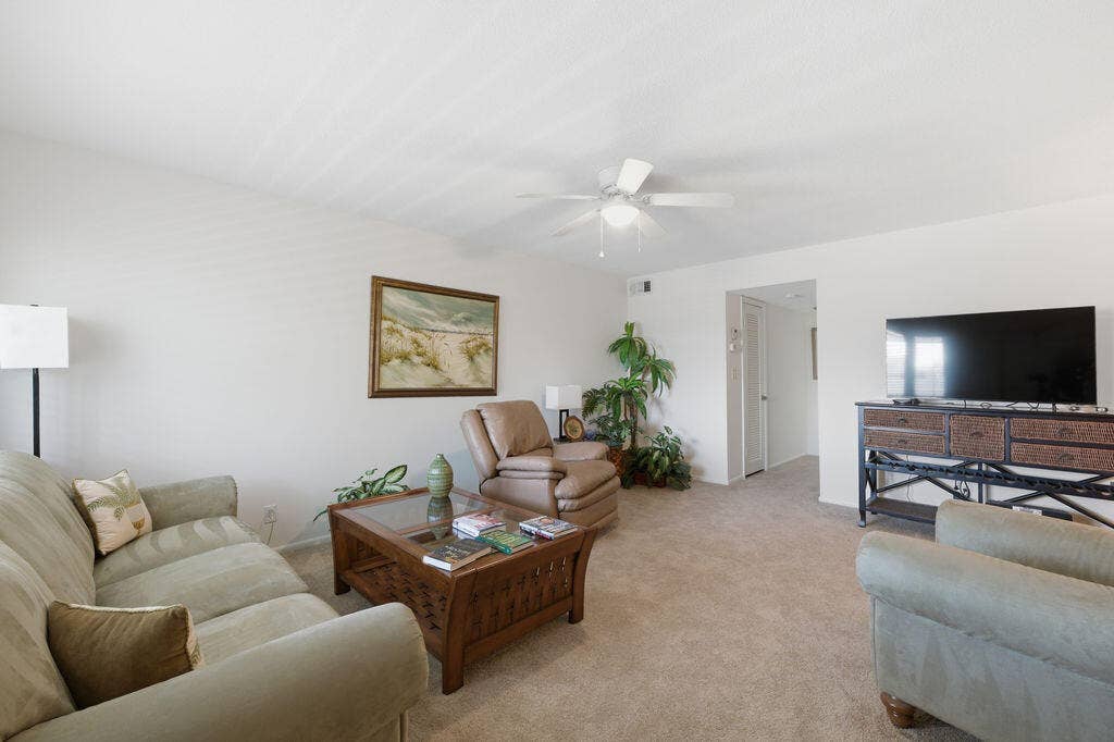 101 Doolen Court, #307, North Palm Beach, FL 33408 Living Room