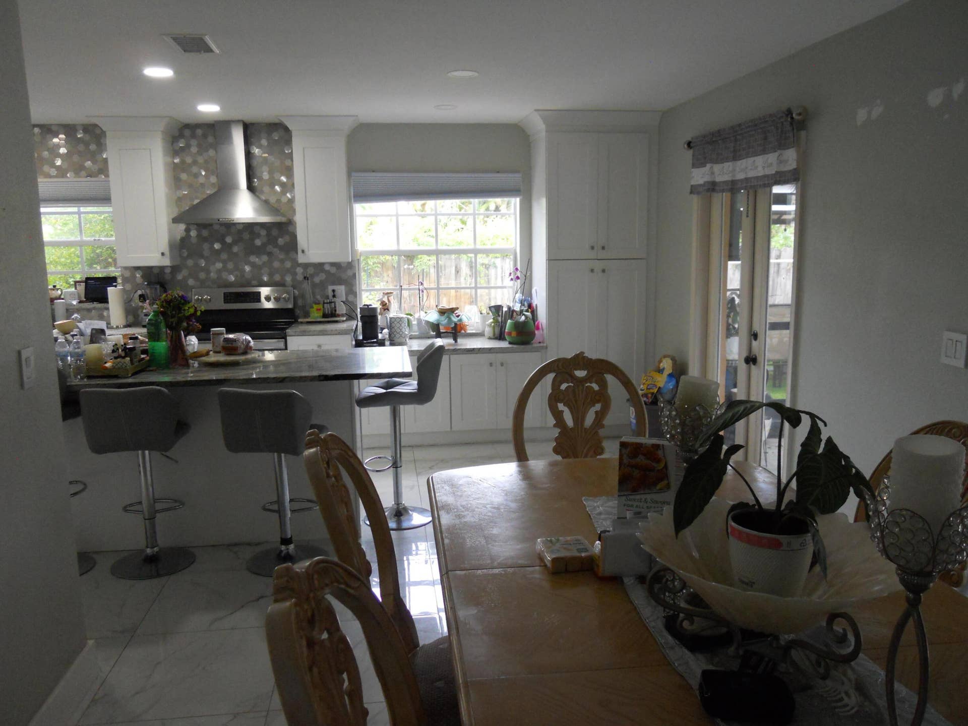 Kitchen & Dining
