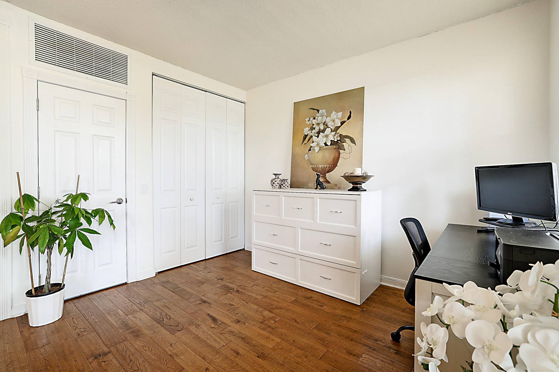3414 W Mallory Boulevard, Jupiter, FL 33458 Private ground-level suite with full bath and closetoffering flexible use as a 4th bedroom, guest retreat, office, den, or fitness space