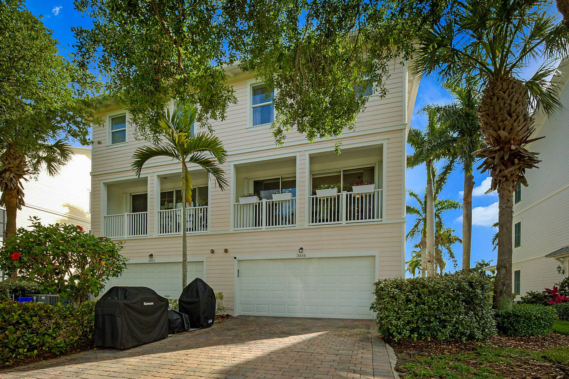 3414 W Mallory Boulevard, Jupiter, FL 33458 rear 2 car garage and driveway