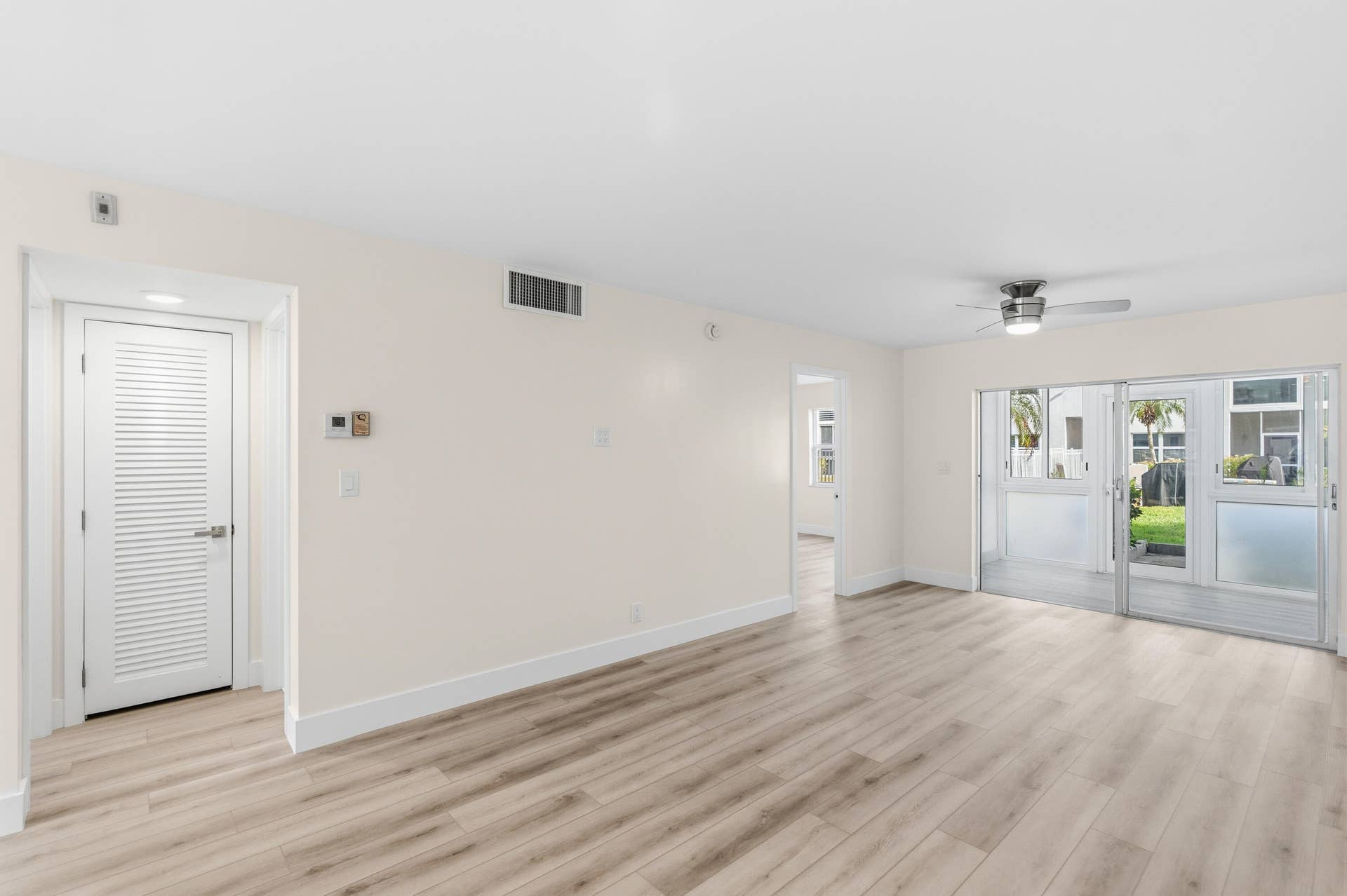 LIVING/ DINING ROOM