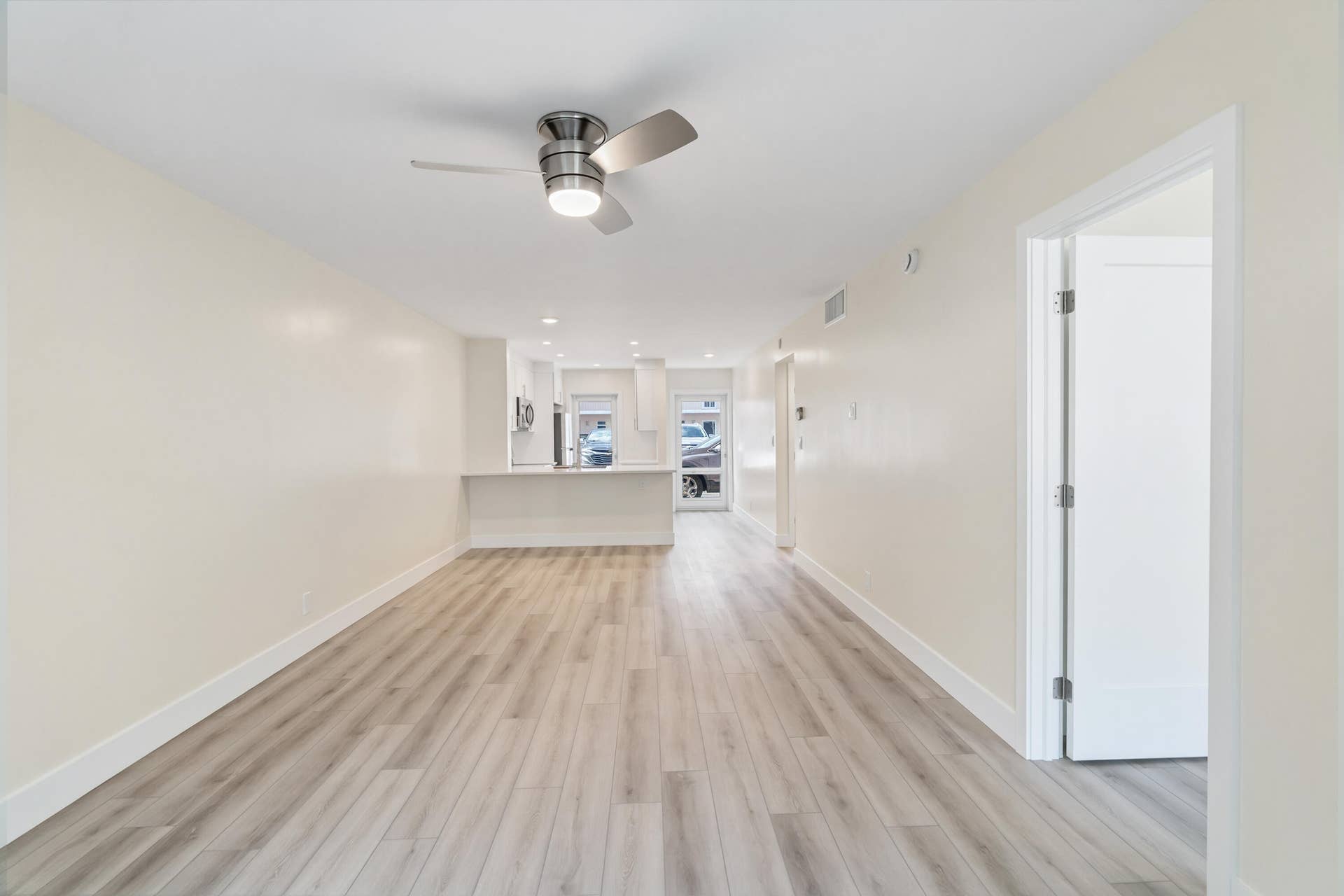 LIVING/ DINING ROOM