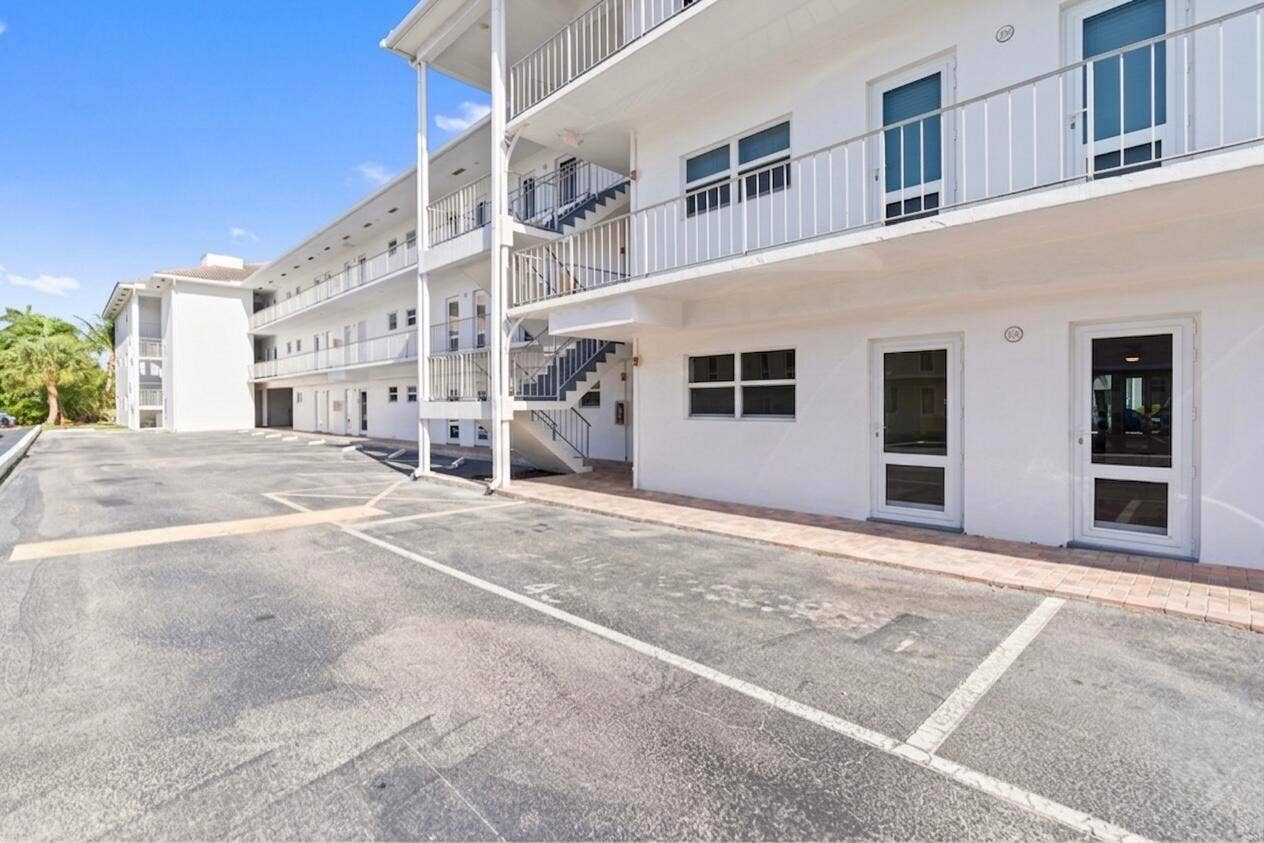 ENTRY WITH PARKING SPACE