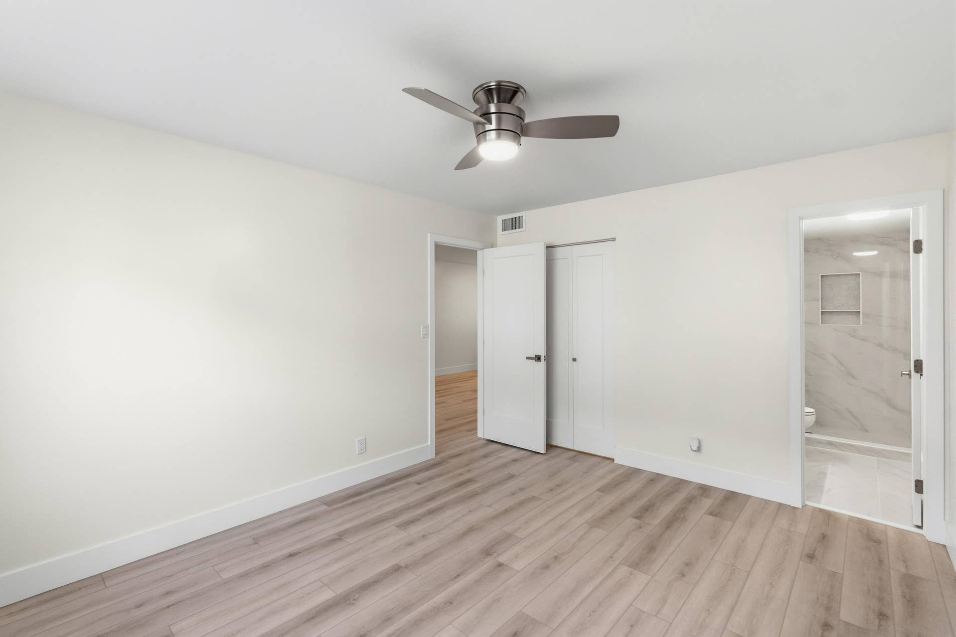 PRIMARY BEDROOM WITH ENSUITE