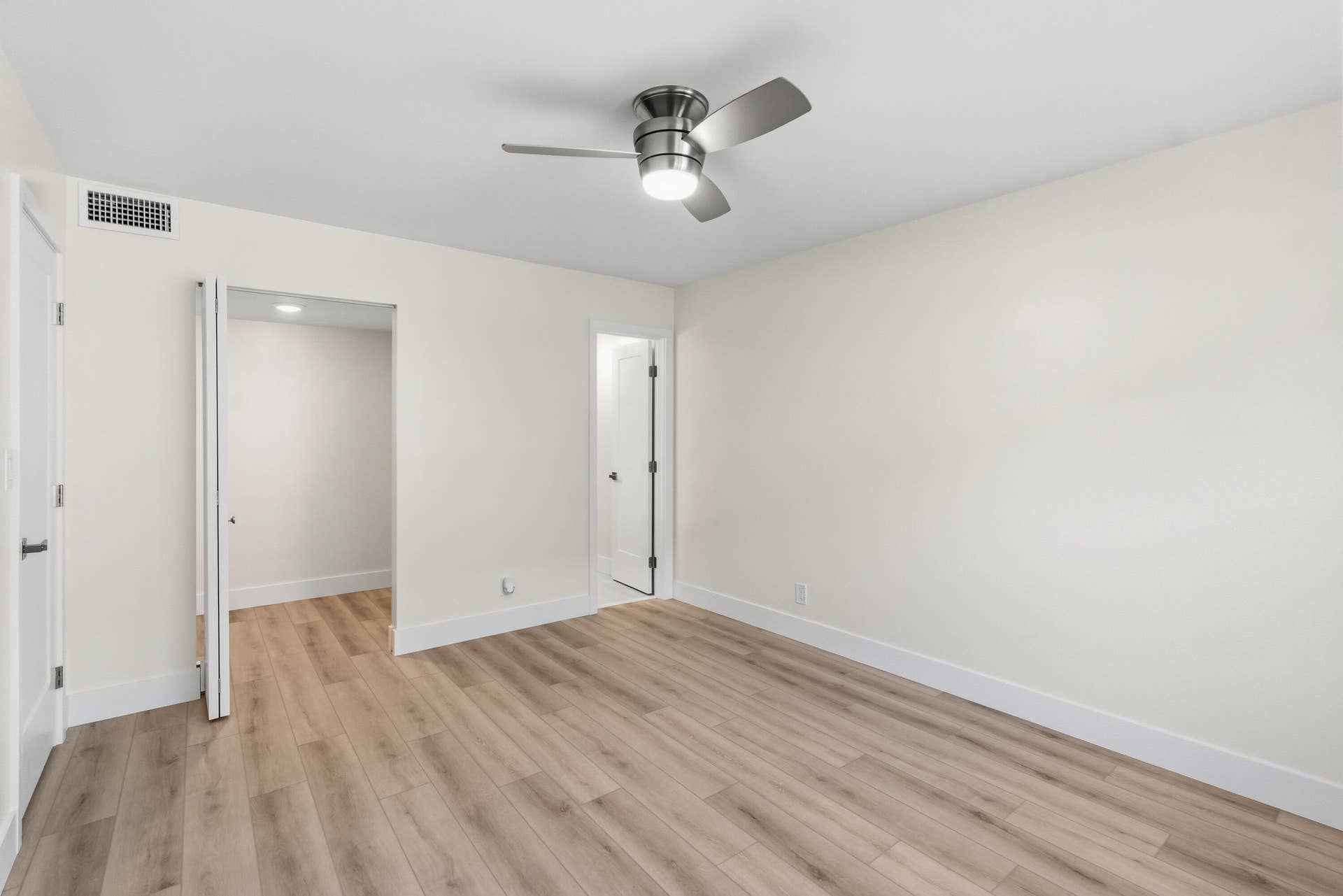 PRIMARY BEDROOM WITH ENSUITE