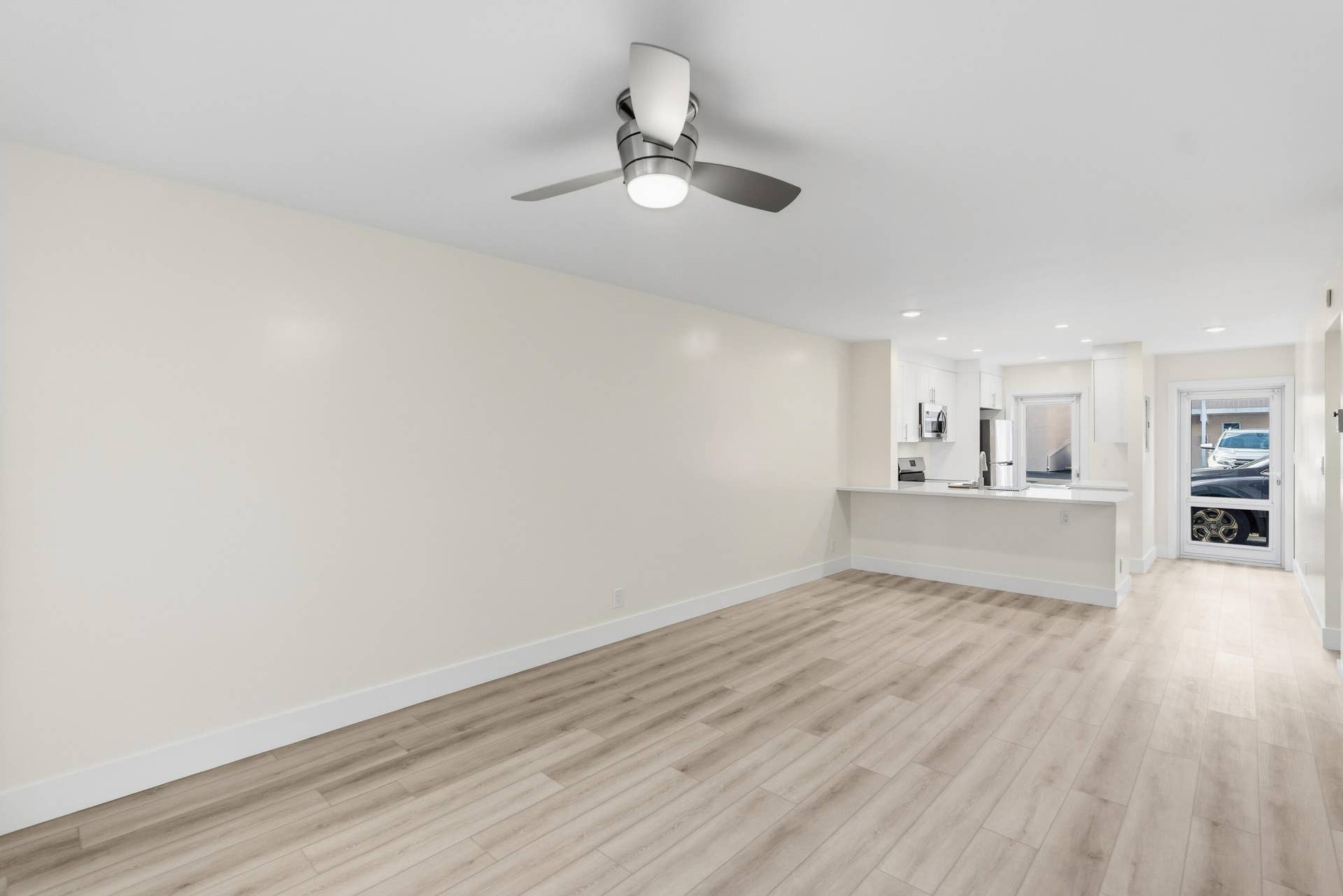LIVING/ DINING ROOM