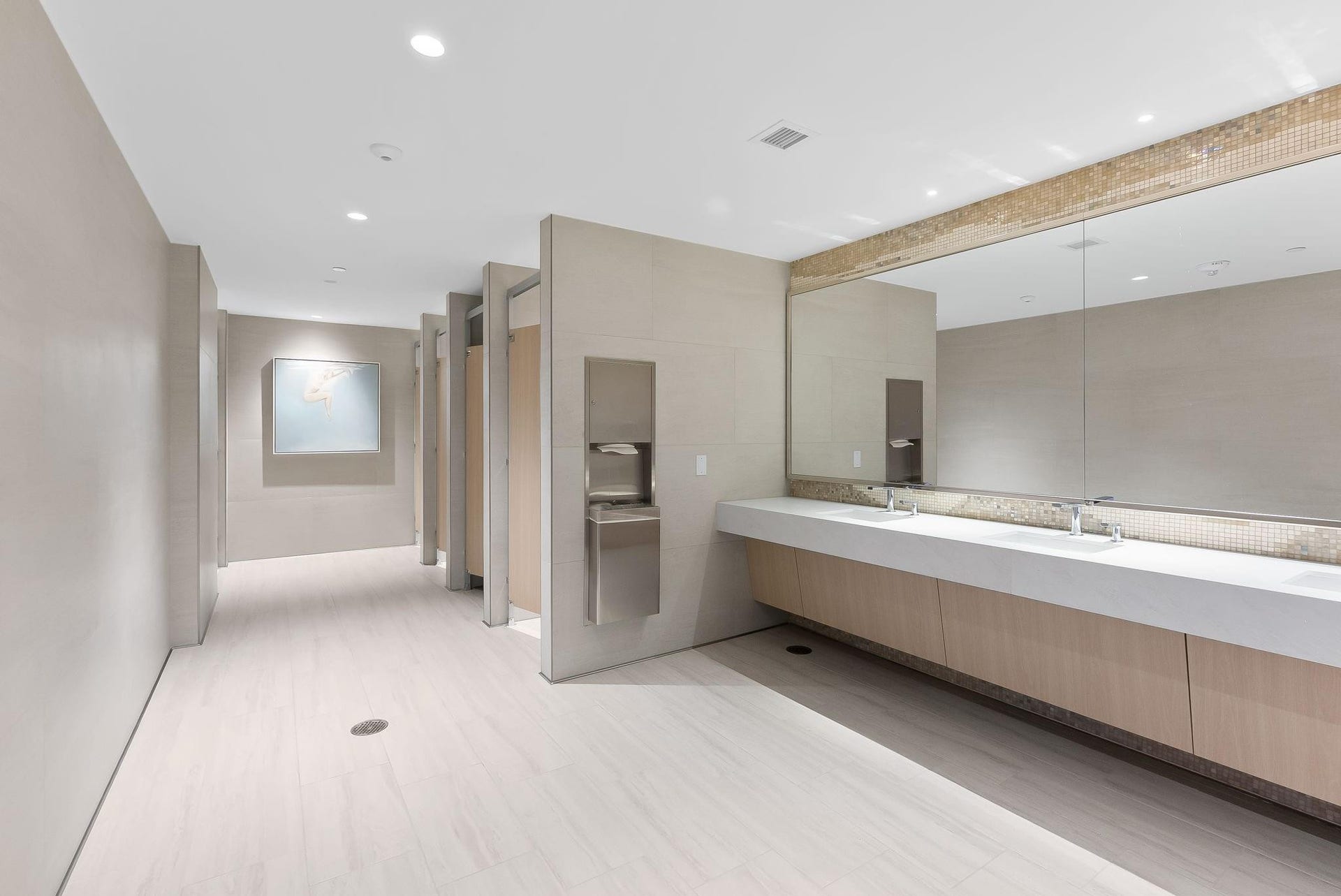 153 N Seabreeze Boulevard, #Unit 1105s, Fort Lauderdale, FL 33304 Bathroom off the pool deck