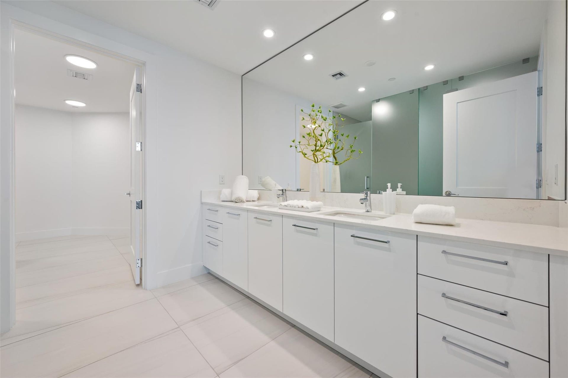 153 N Seabreeze Boulevard, #Unit 1105s, Fort Lauderdale, FL 33304 Dual Sink in Primary Bathroom