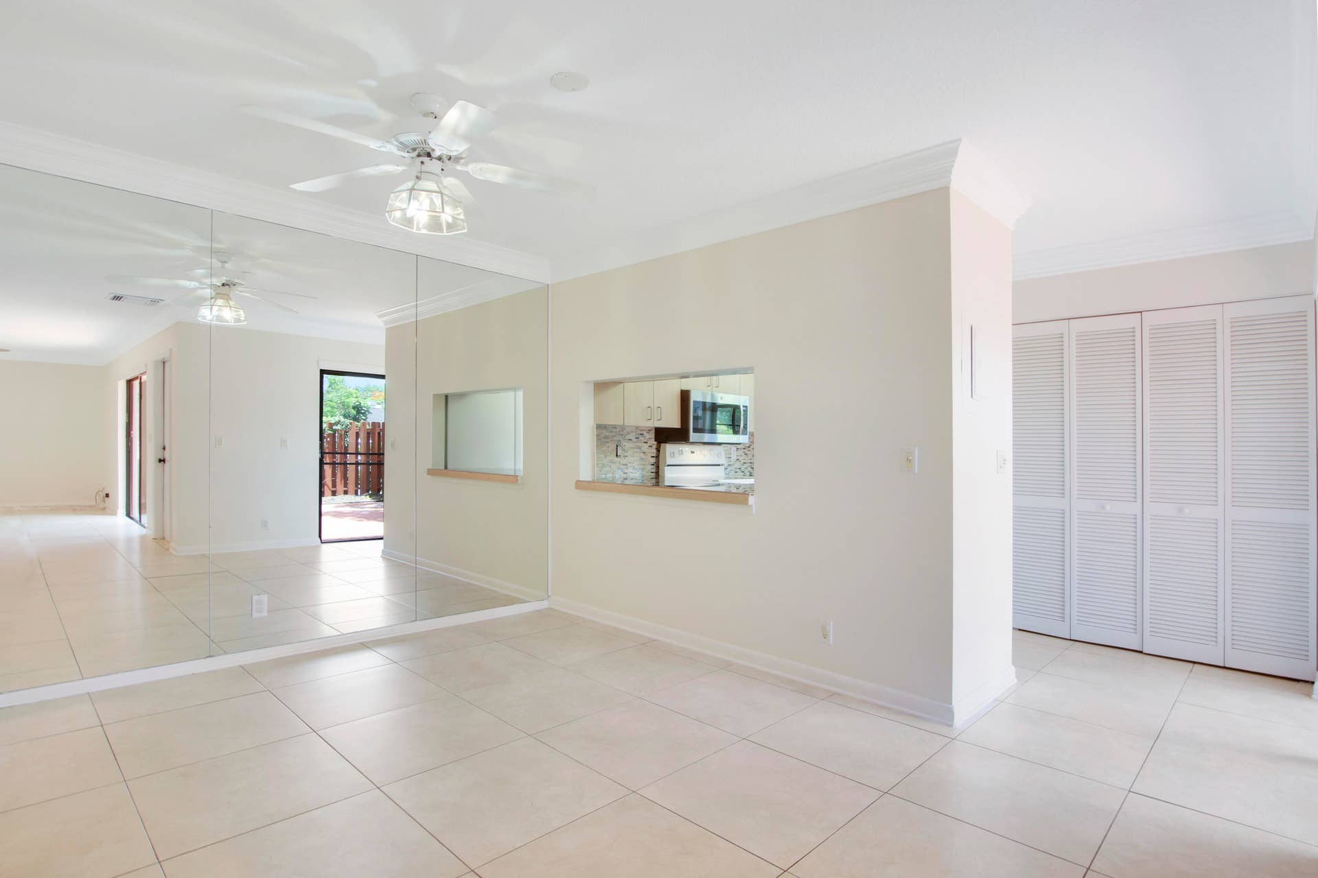 326 Jupiter Lakes Boulevard, #2318d, Jupiter, FL 33458 A dining area is conveniently is located next to the kitchen.