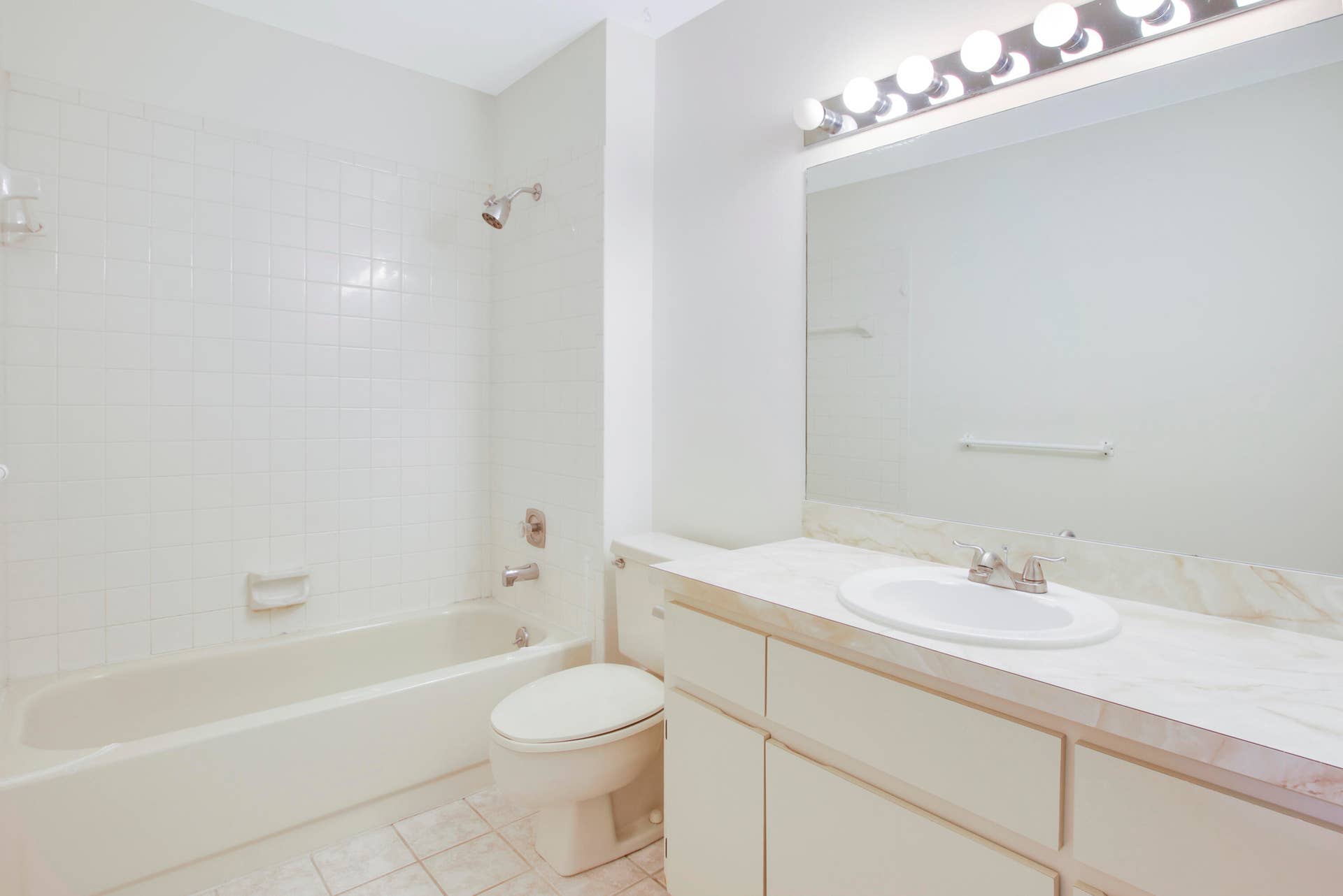 326 Jupiter Lakes Boulevard, #2318d, Jupiter, FL 33458 The upstairs guest bathroom is located just outside of bedroom 2 and features a tub/shower.