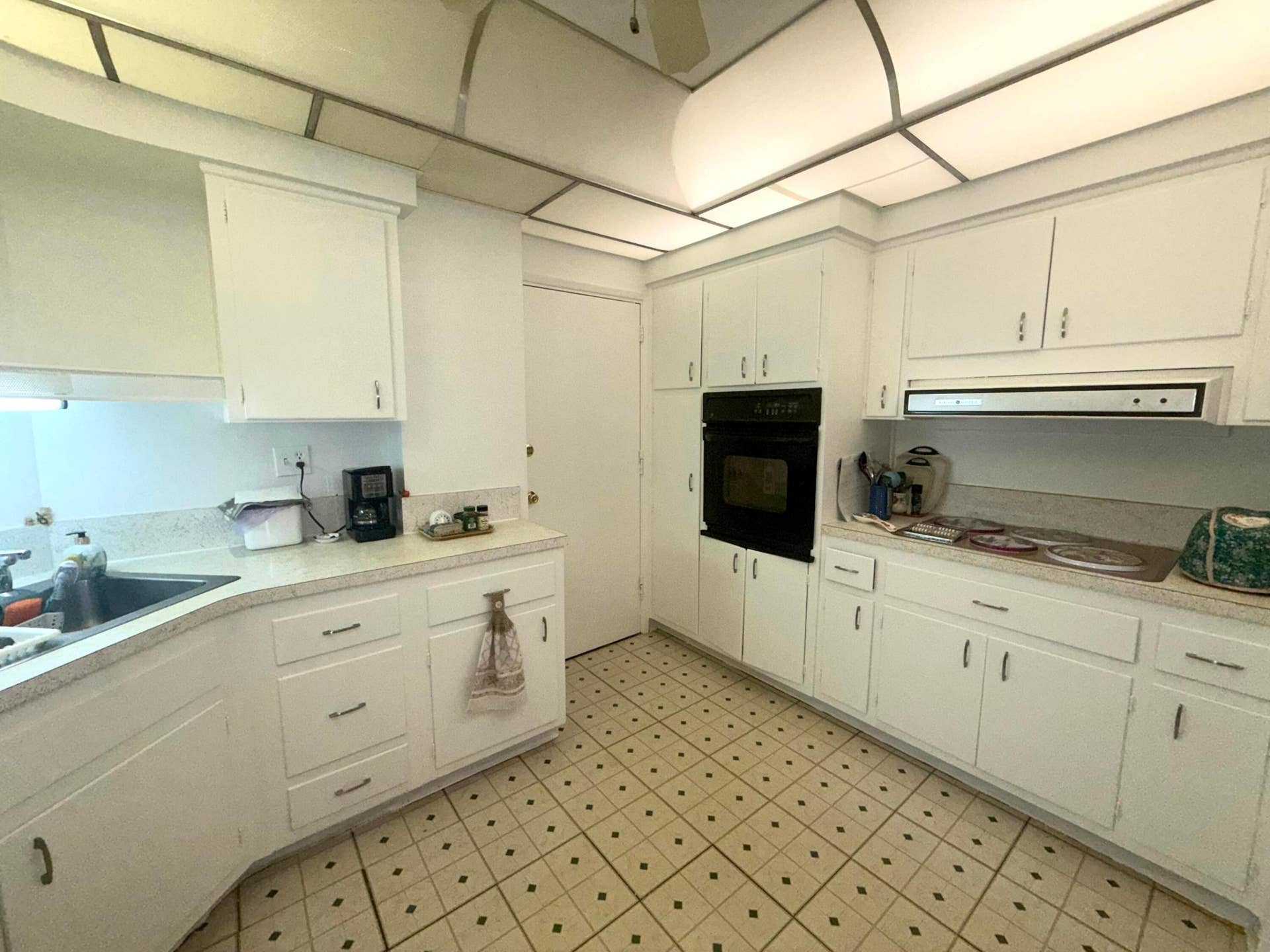3233 NE 34th Street, #1112, Fort Lauderdale, FL 33308 Kitchen