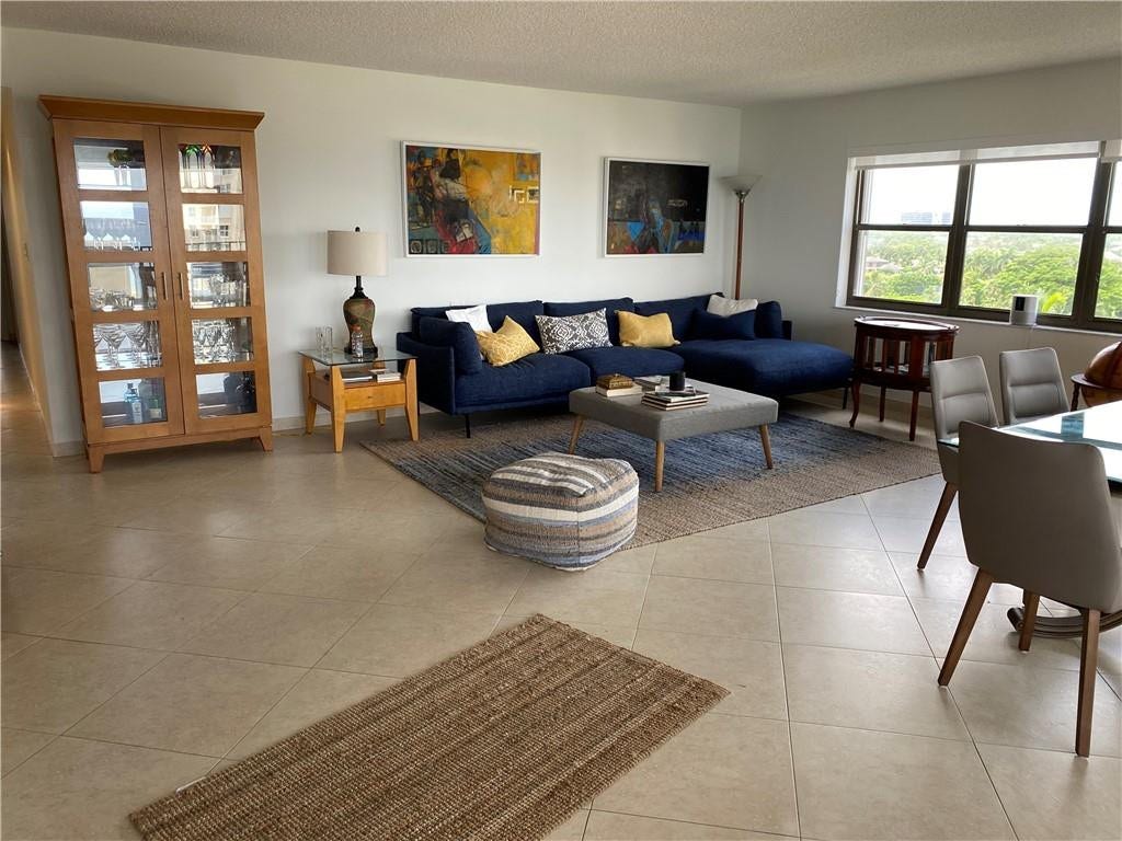 spacious living room/dining room