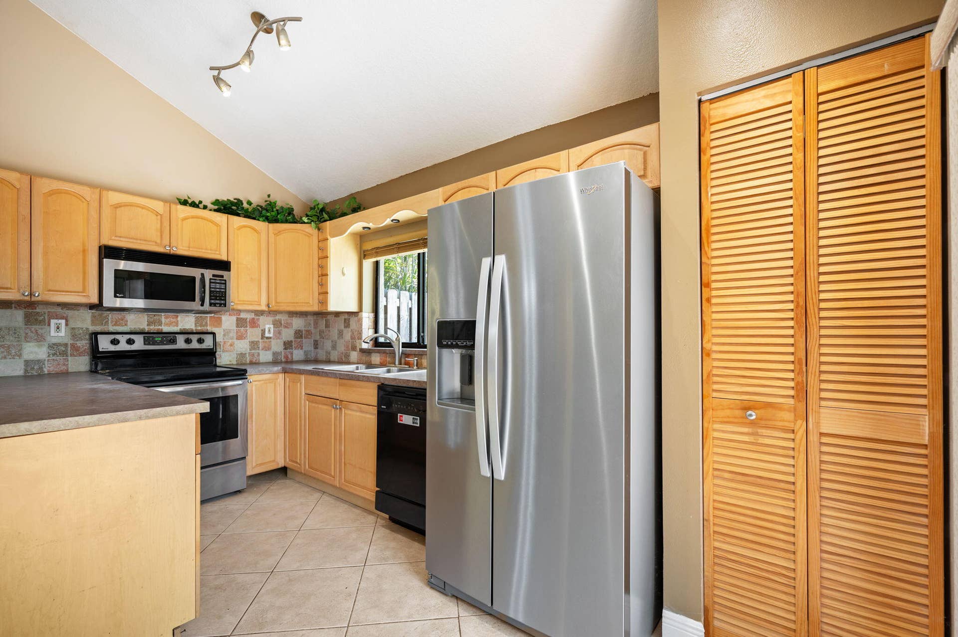 15-web-or-mls-620-commodore-dr