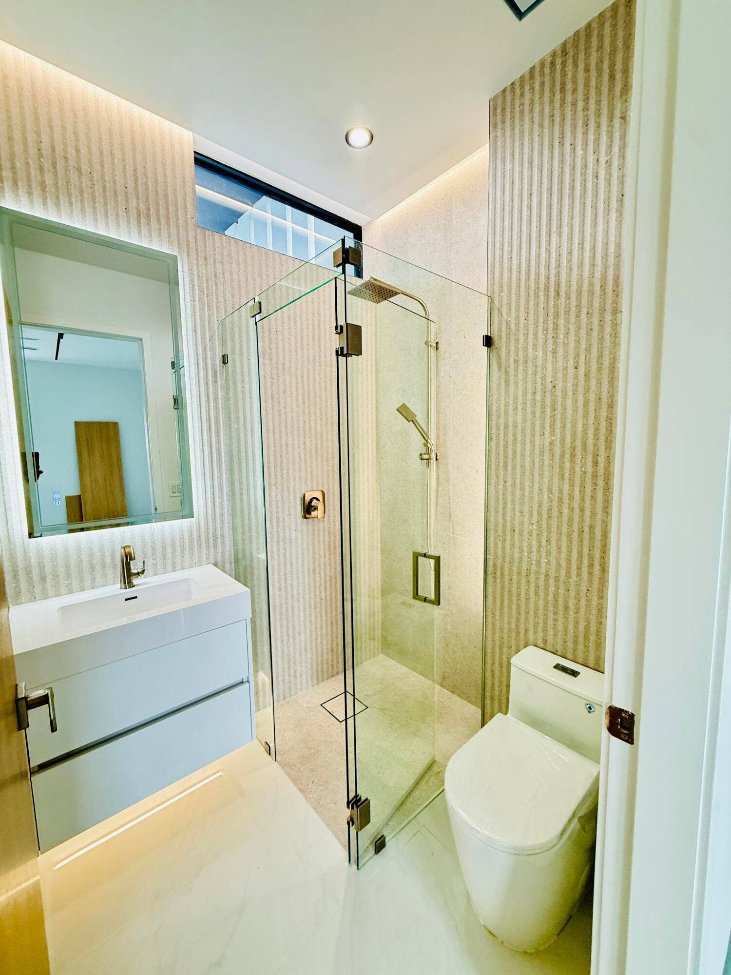 8966 SW 40th Terrace, Miami, FL 33165 3rd bath