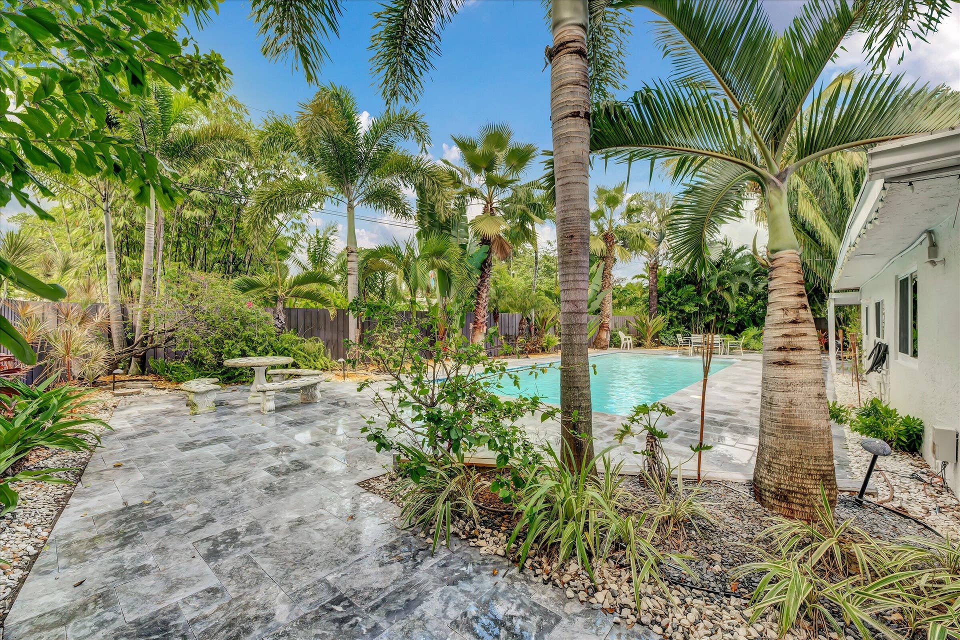 42-2633 NE 3rd Avenue-42