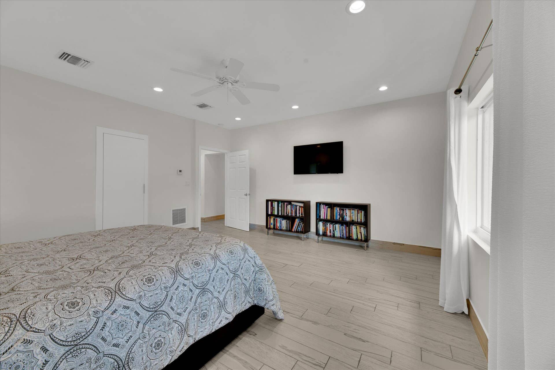 23-2633 NE 3rd Avenue-23