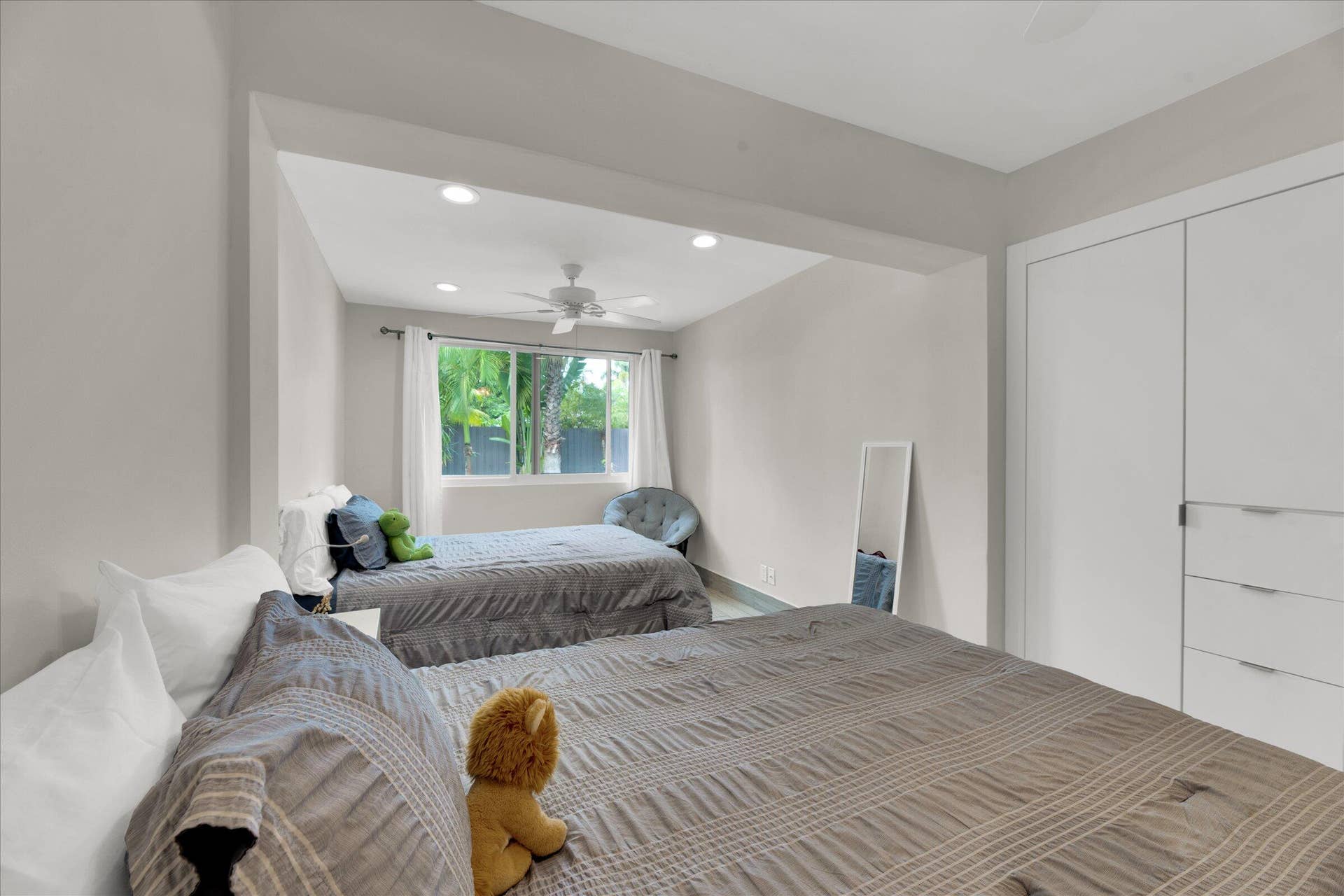 27-2633 NE 3rd Avenue-27