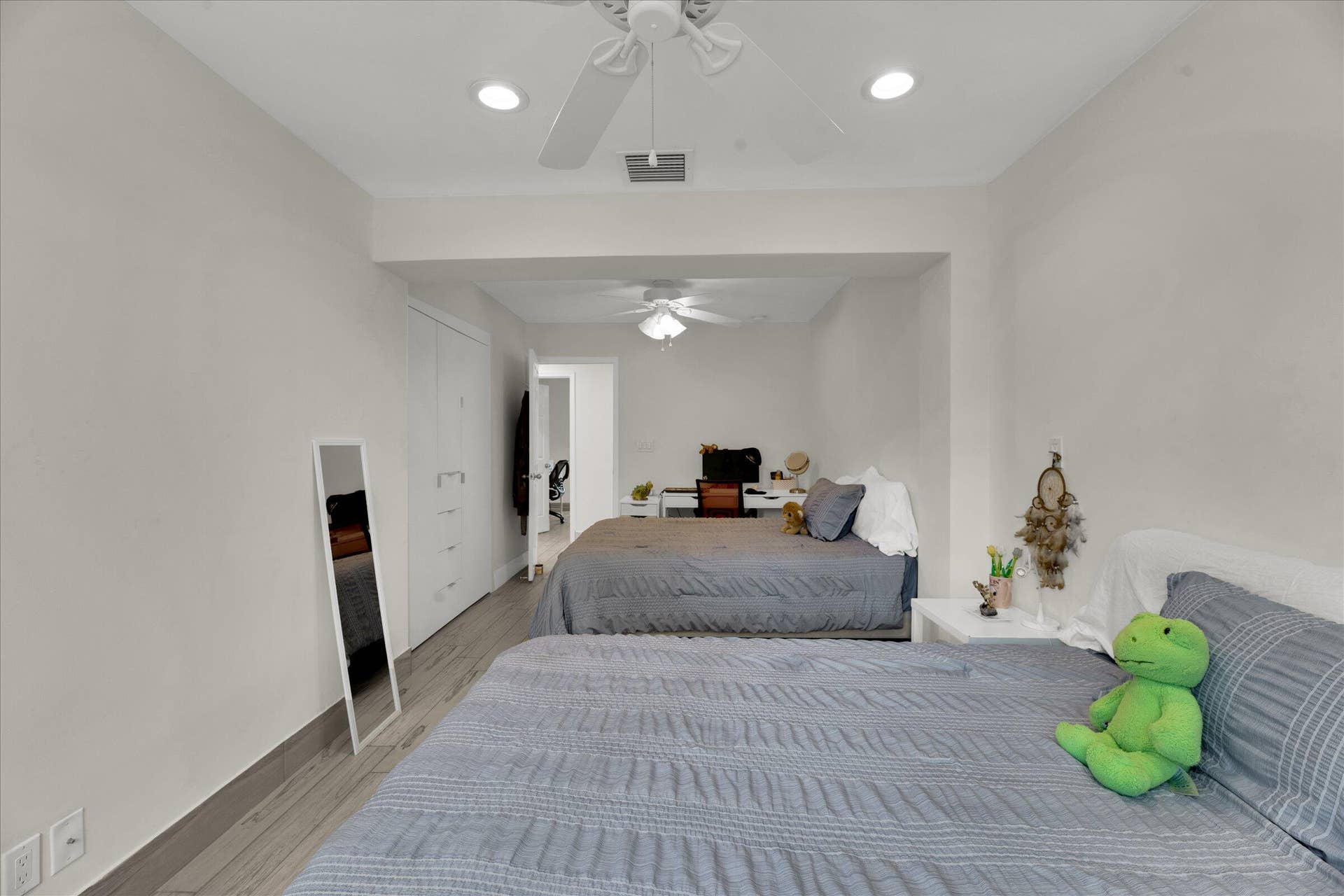 28-2633 NE 3rd Avenue-28