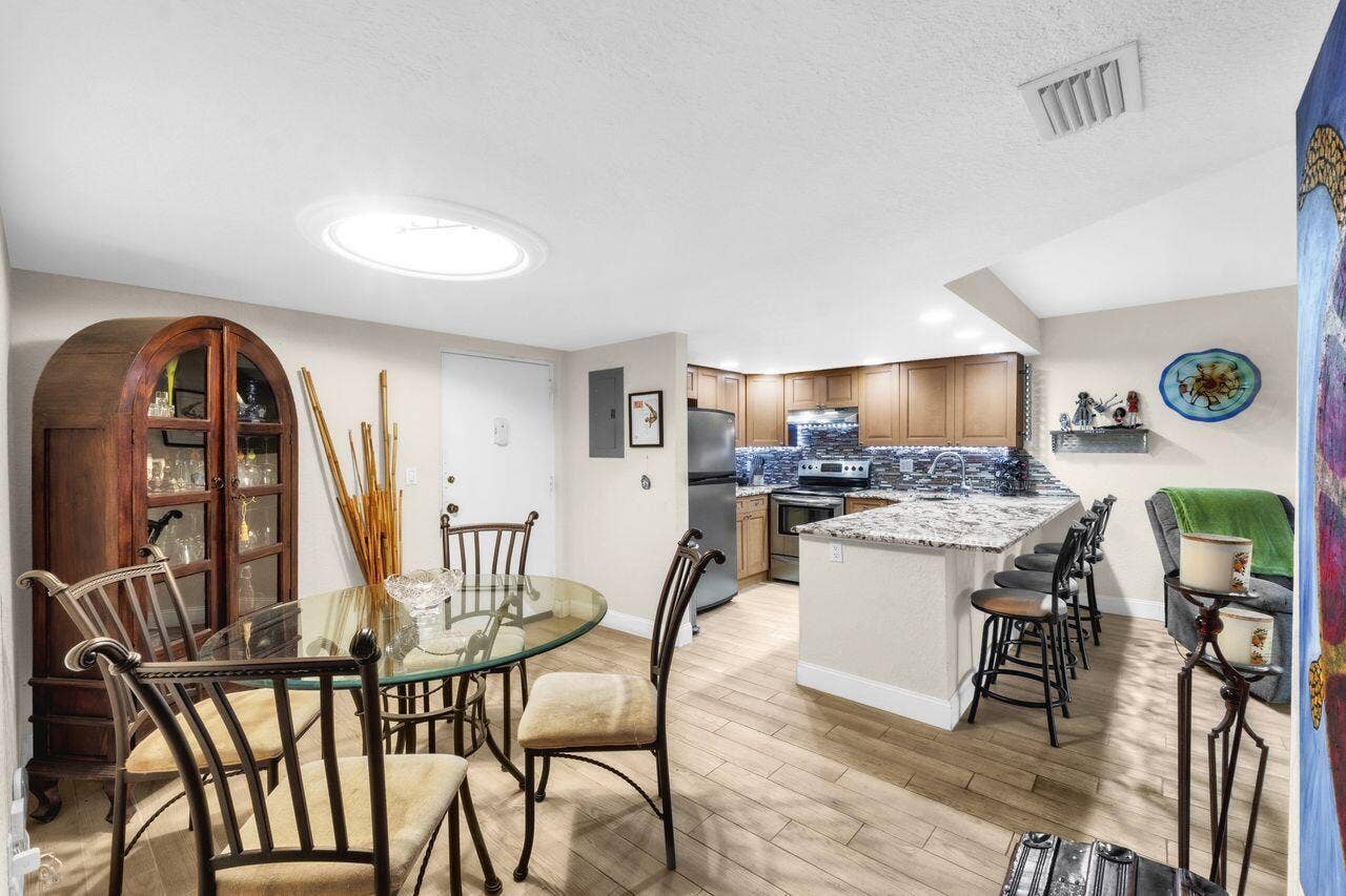 3004 NE 5th Terrace, #108c, Wilton Manors, FL 33334 Dinning area