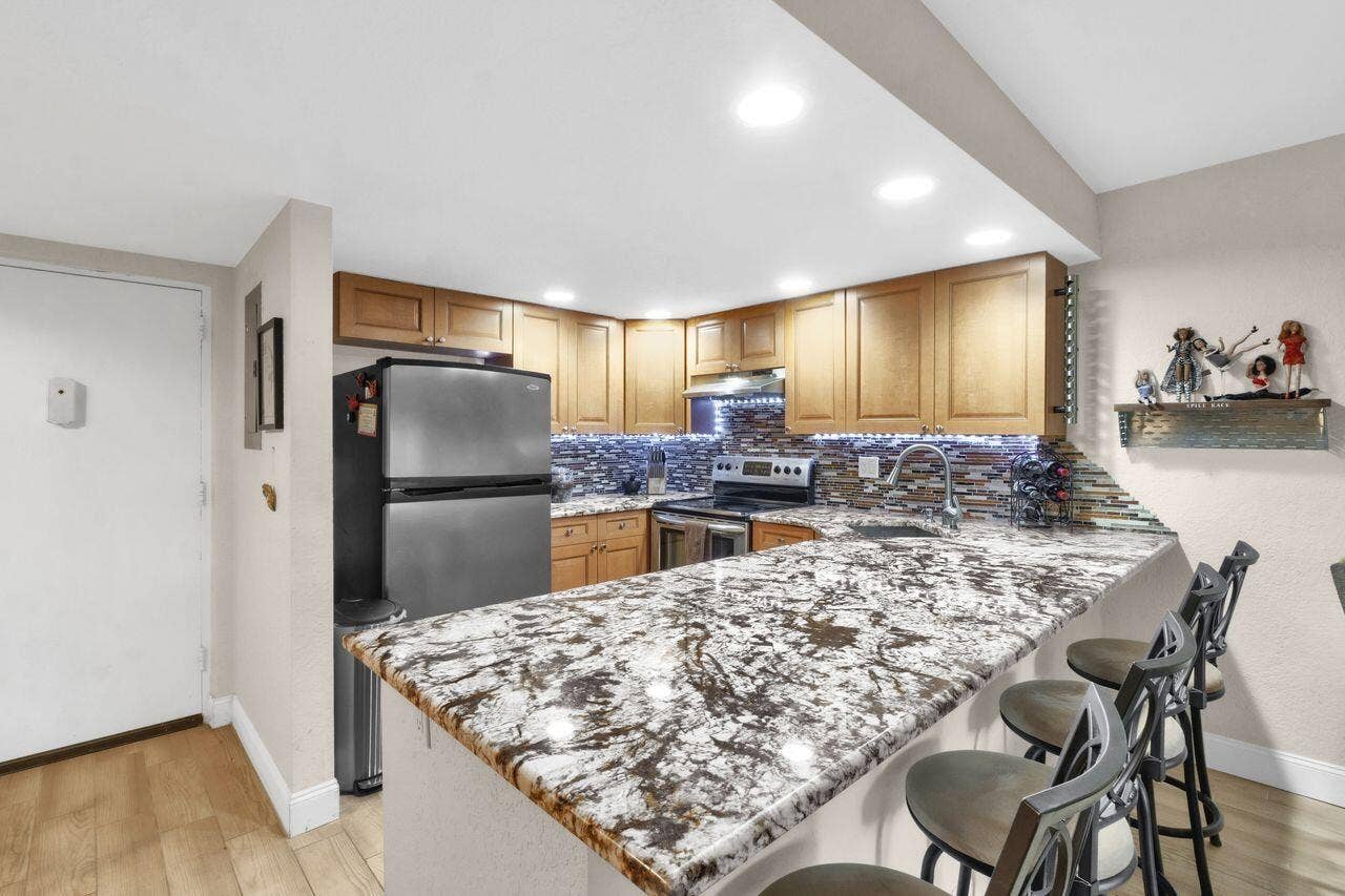 3004 NE 5th Terrace, #108c, Wilton Manors, FL 33334 Open Kitchen