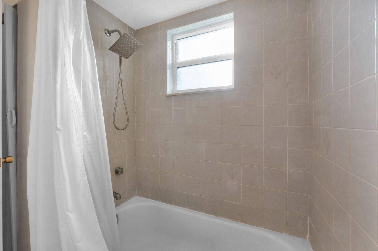 3004 NE 5th Terrace, #108c, Wilton Manors, FL 33334 Shower/Tub Combination