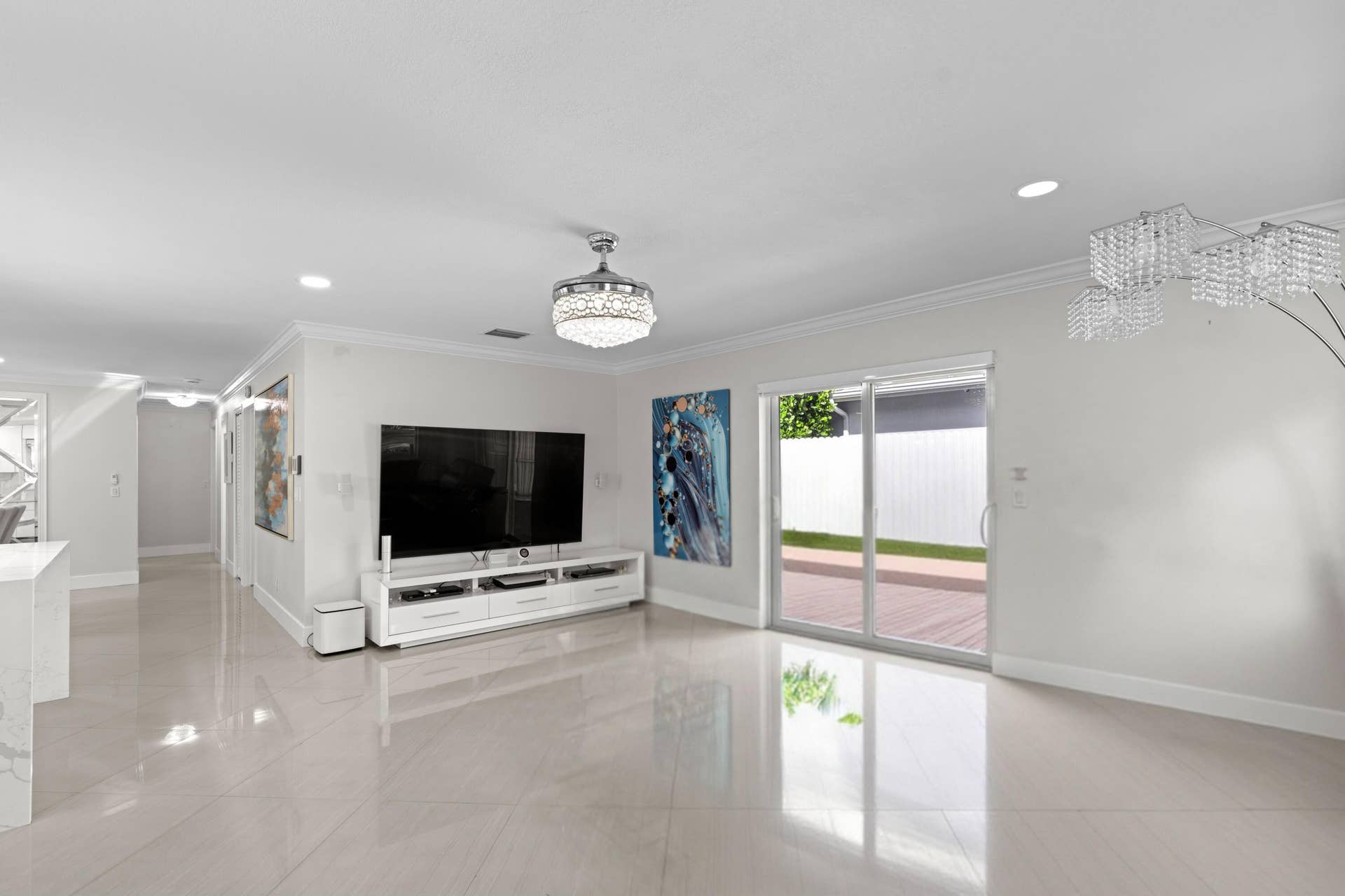 747 Avon Road, West Palm Beach, FL 33401 Living room + hallway