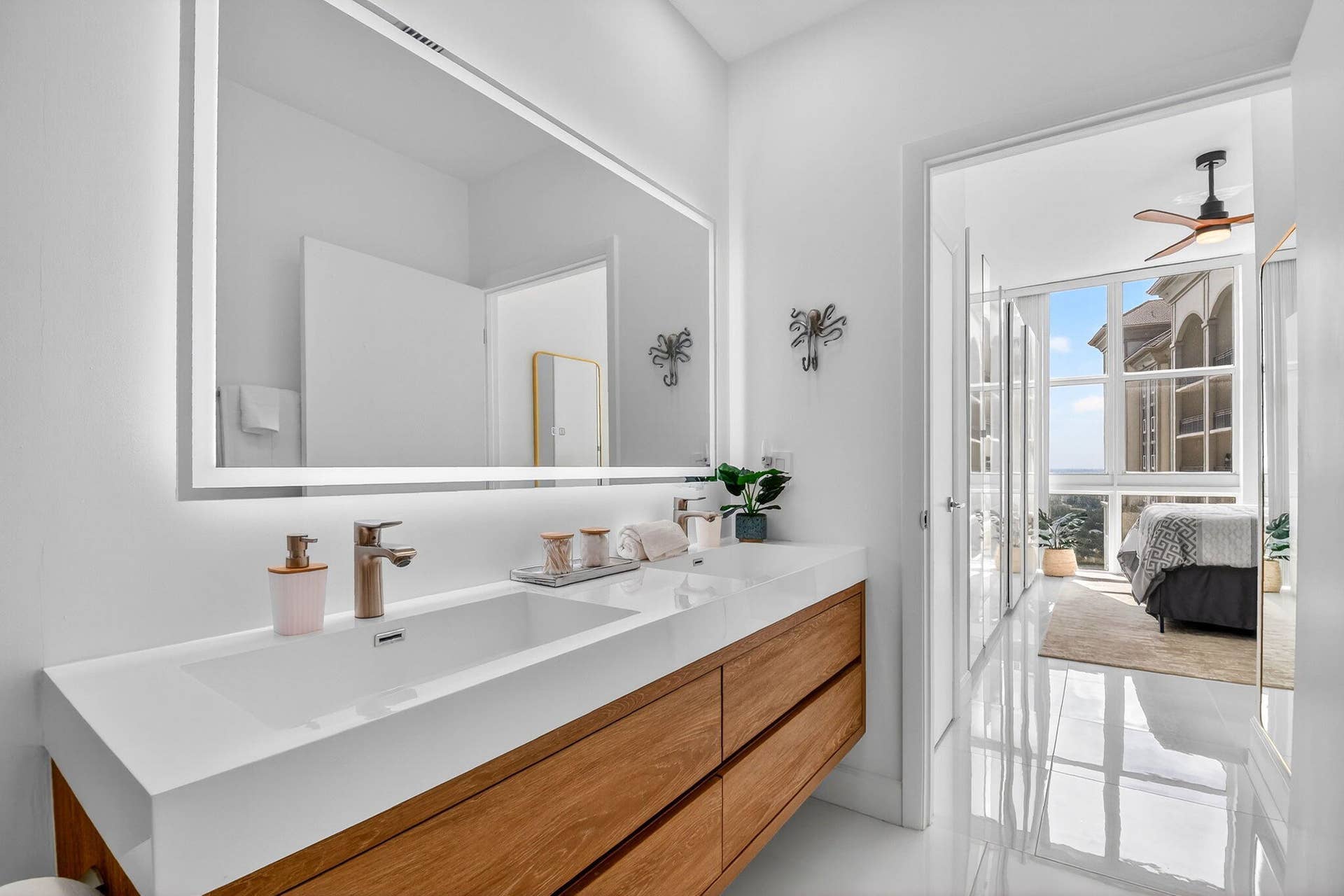 550 Okeechobee Boulevard, #Lph-07, West Palm Beach, FL 33401 Fully Remodeled Guest Bathroom